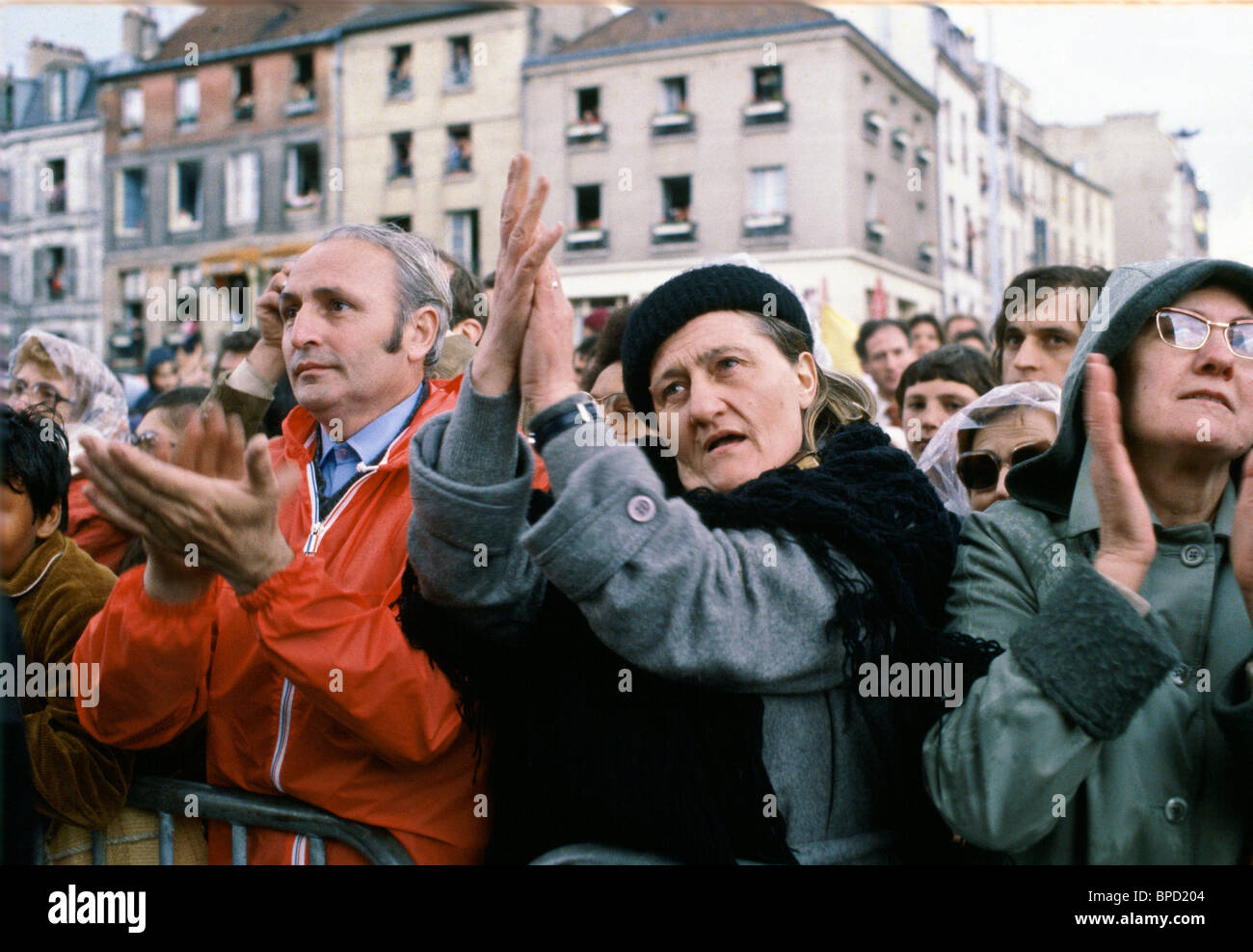 Pèlerins applaudir le Pape Jean-Paul II lors de sa visite à Paris, France Banque D'Images