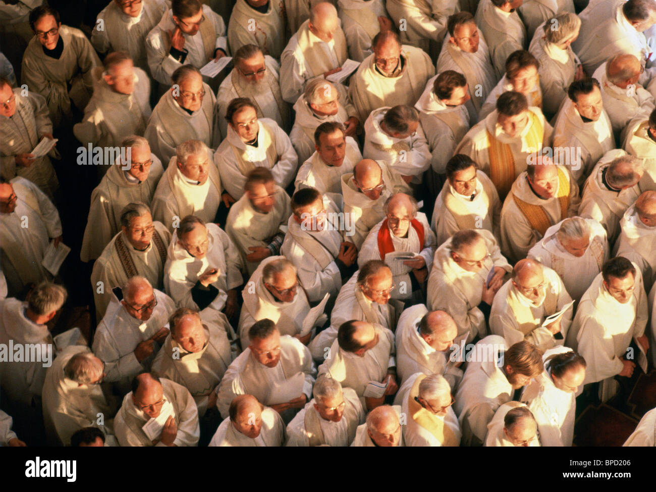 Prêtres assister à la messe dans la Cathédrale de Notre Dame pendant le Pape Jean Paul II Visite à Paris, France Banque D'Images