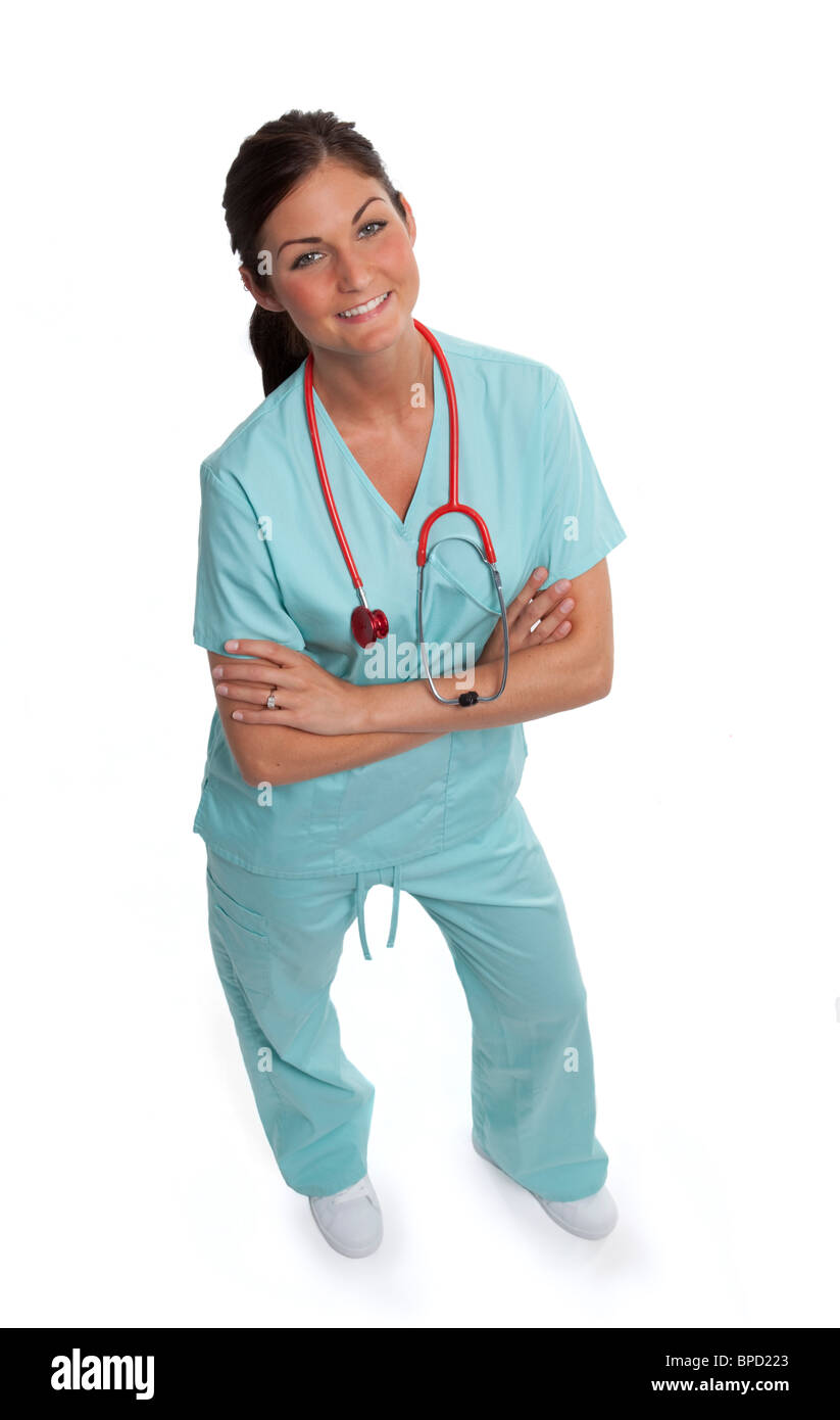 Jolie femme travailleuse de la santé habillé dans scrubs debout sur fond blanc. Banque D'Images