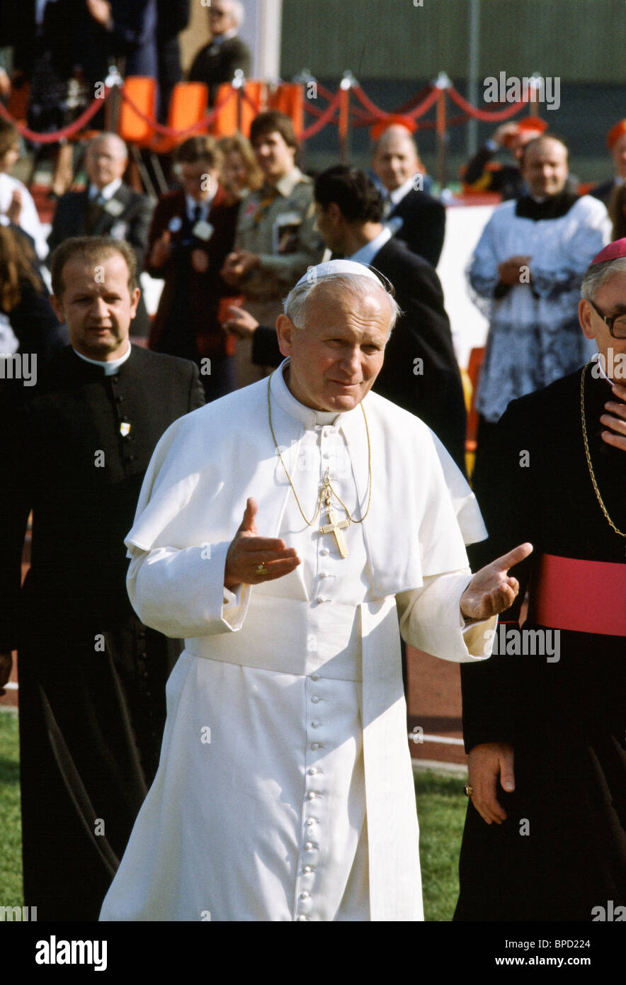 Le Pape Jean Paul II les gestes d'un message d'accueil lors d'une visite à Crystal Palace à Londres dans le cadre de sa visite en Grande-Bretagne Banque D'Images