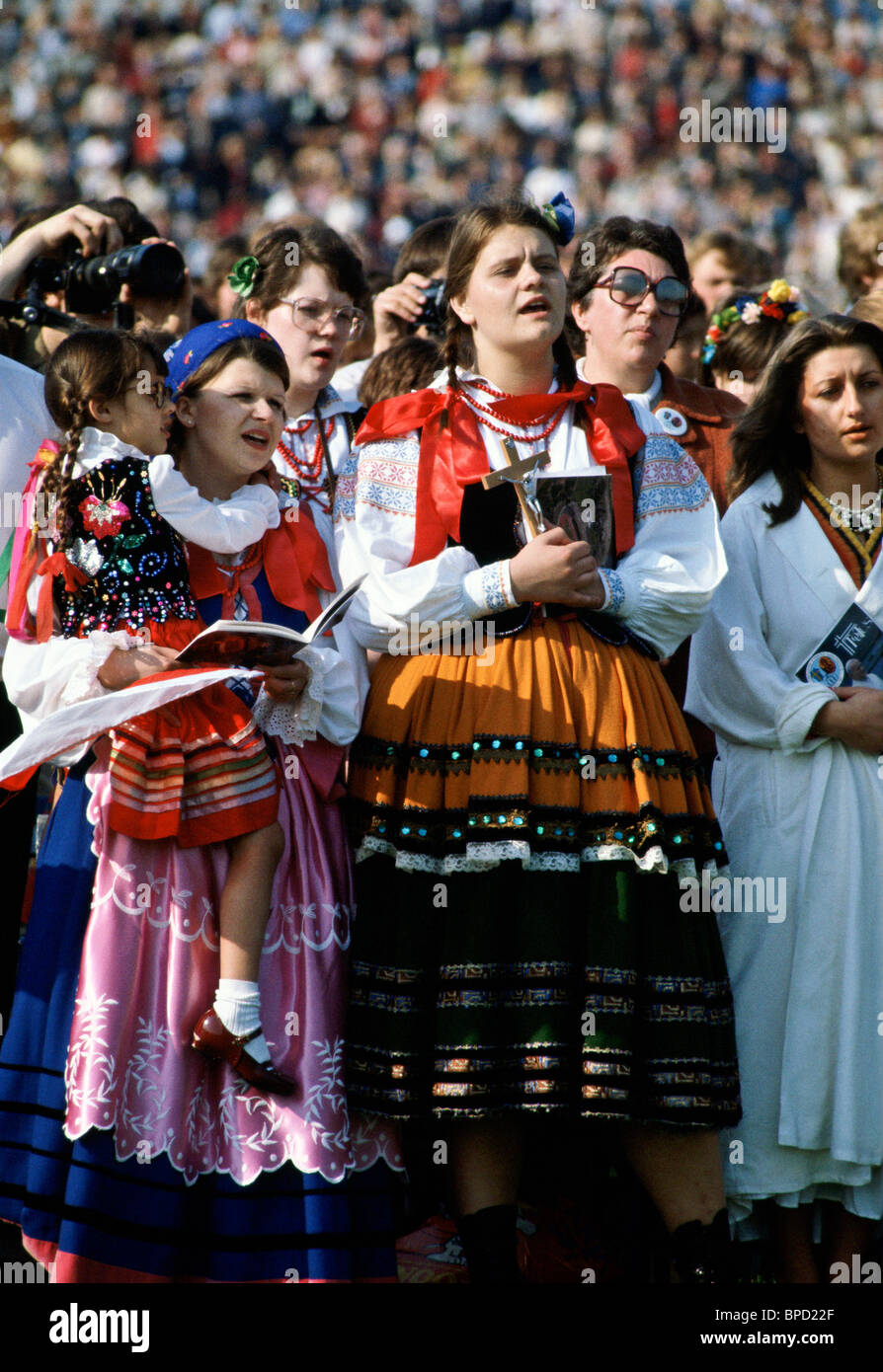 Les membres de la communauté polonaise en Grande-Bretagne porter le costume national pour le pape polonais, le Pape Jean Paul II, à la messe à Crystal Palace Londres Banque D'Images