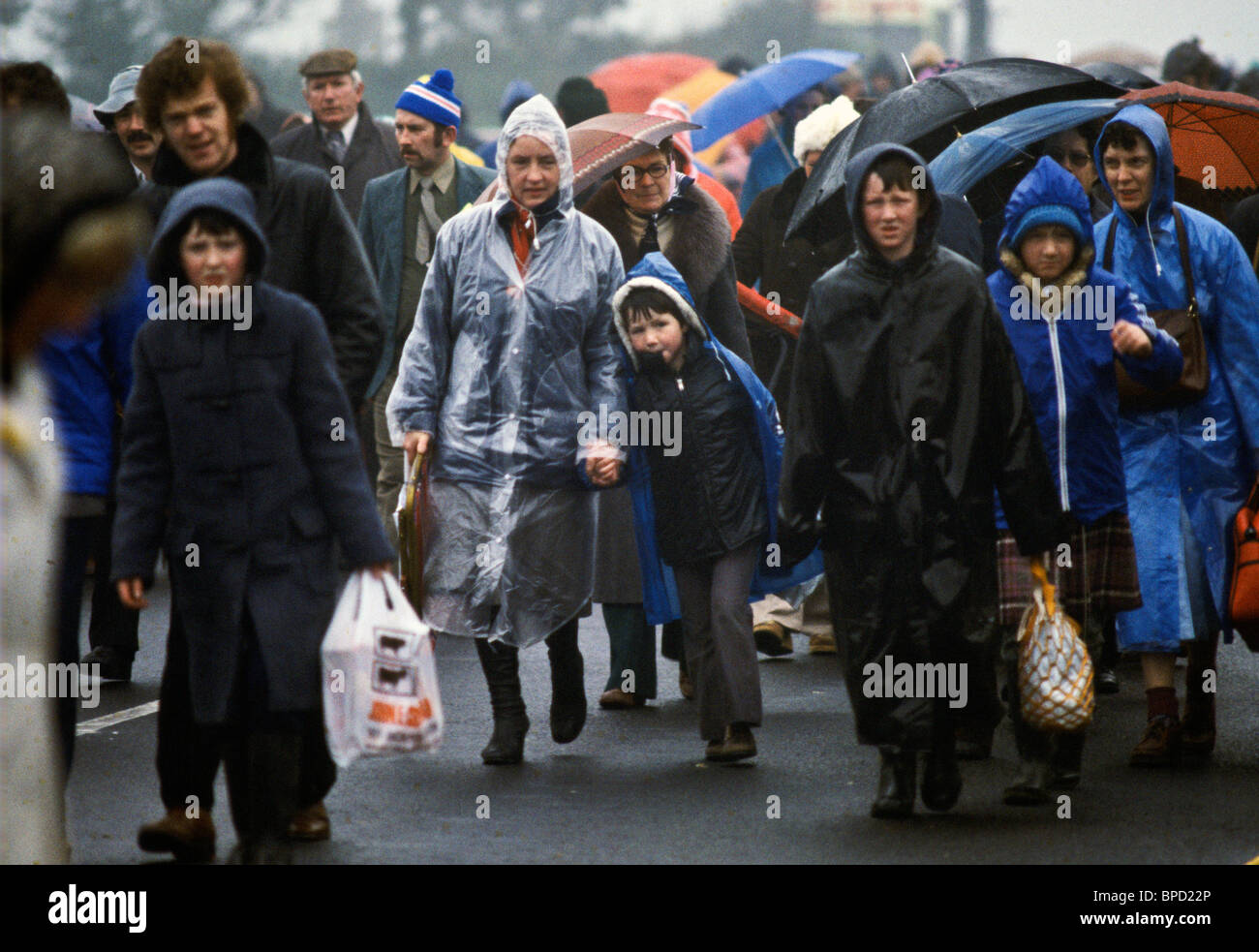 Foules lutte par forte pluie après avoir assisté à la messe célébrée par le Pape Jean Paul II dans Knock, Irlande Banque D'Images