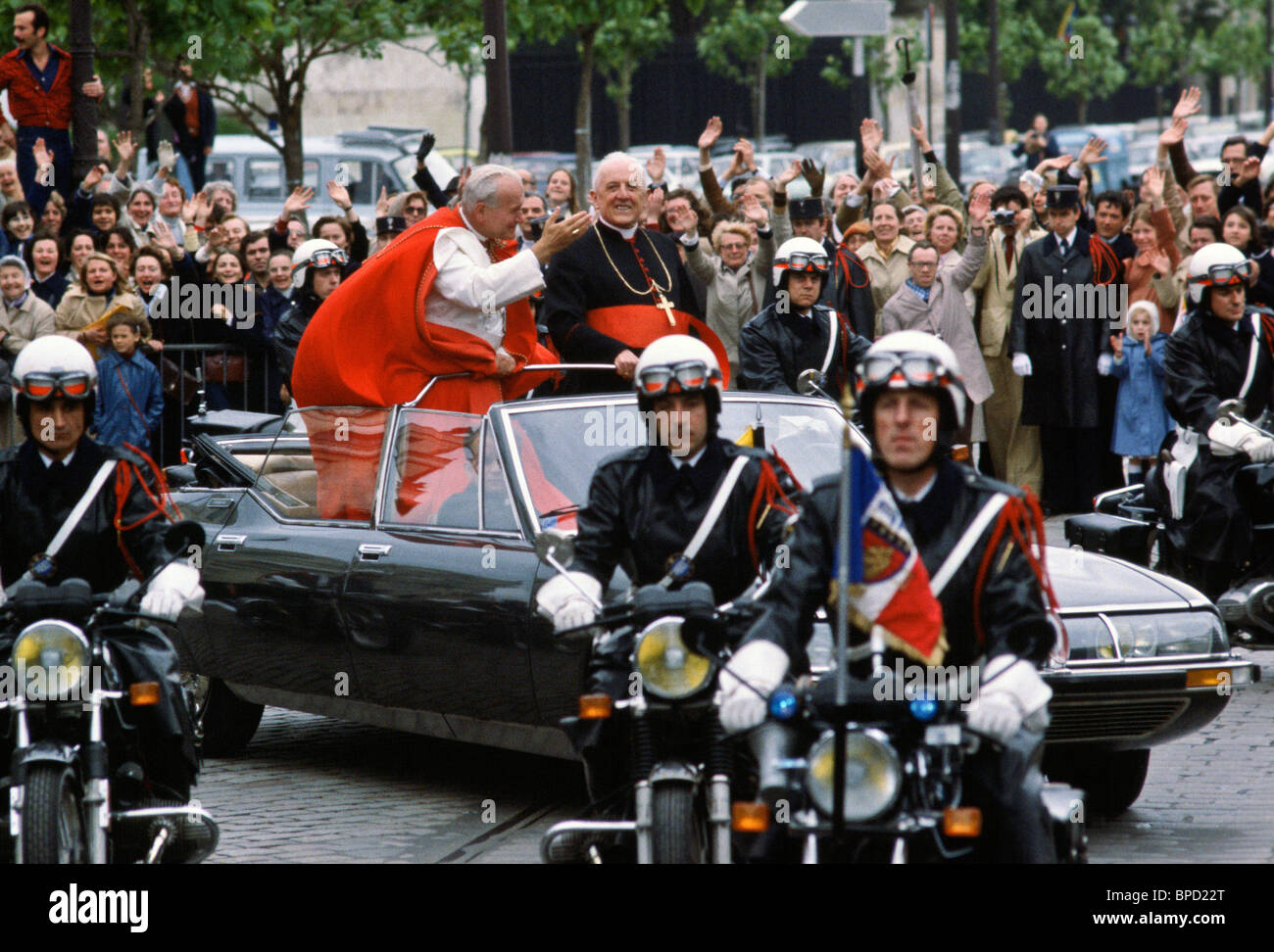 La police voiture décapotable précurseurs un minimum de sécurité pour le Pape Jean Paul II en agitant à la foule à Paris en visite officielle en France Banque D'Images