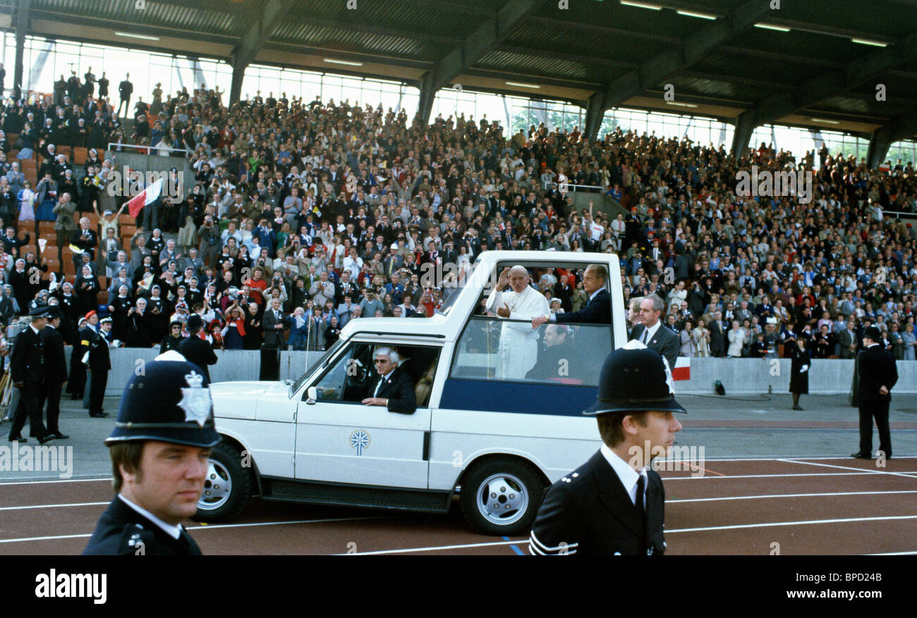 Le Pape Jean Paul II en au Palais Crystal Papamobile Londres Pour célébrer la messe pendant une visite en Grande-Bretagne en 1982 Banque D'Images