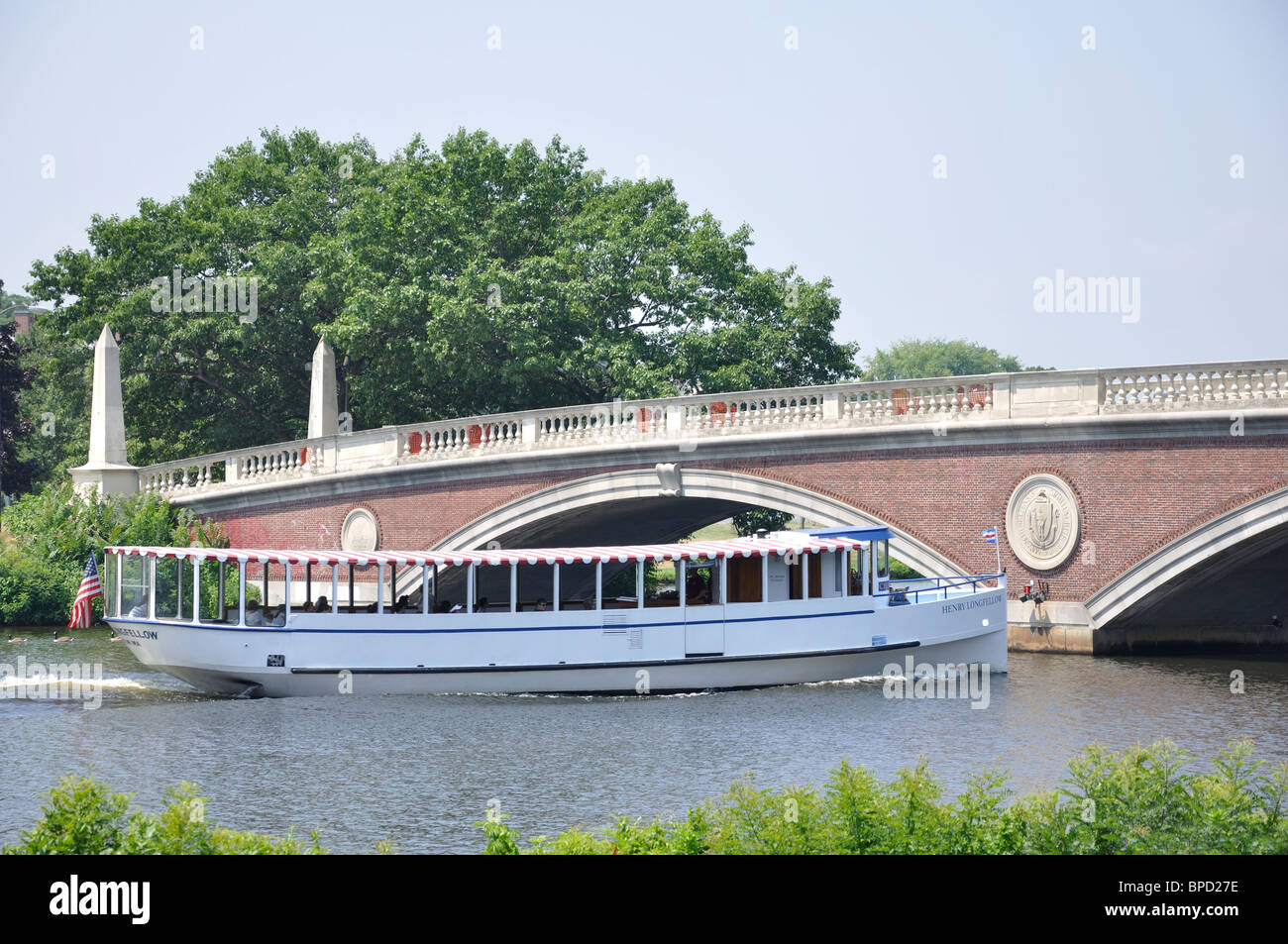 Le John W. Semaines Bridge, une passerelle au-dessus de la Charles River, Cambridge et reliant Boston, Massachusetts, USA Banque D'Images