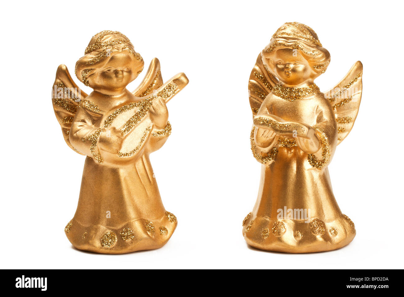 Deux golden Christmas Angel figurines musiciens sur fond blanc Banque D'Images