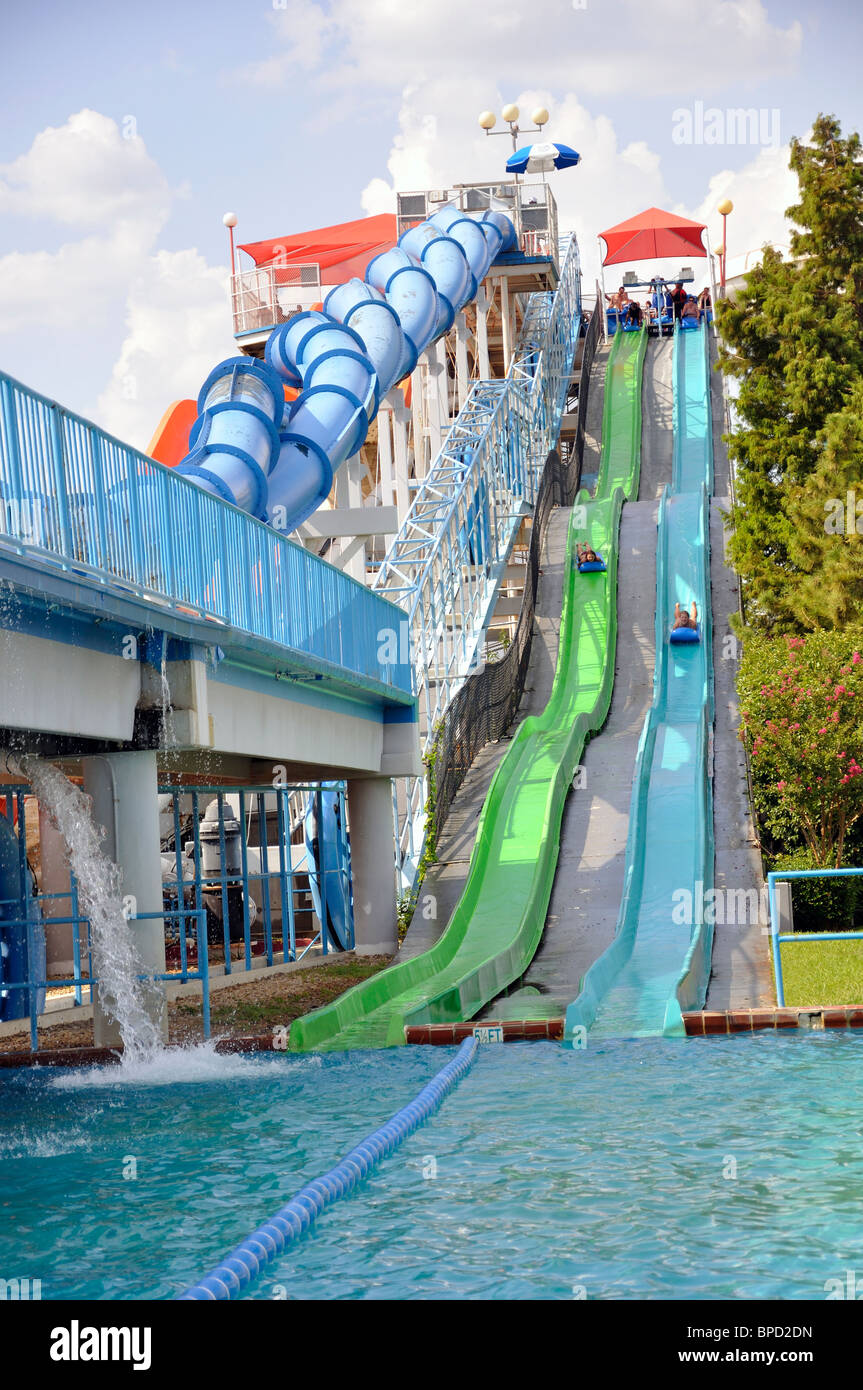 Toboggan au parc aquatique de Hurricane Harbor , Six Flags Over Texas amusement park, Arlington, TX, États-Unis d'Amérique Banque D'Images