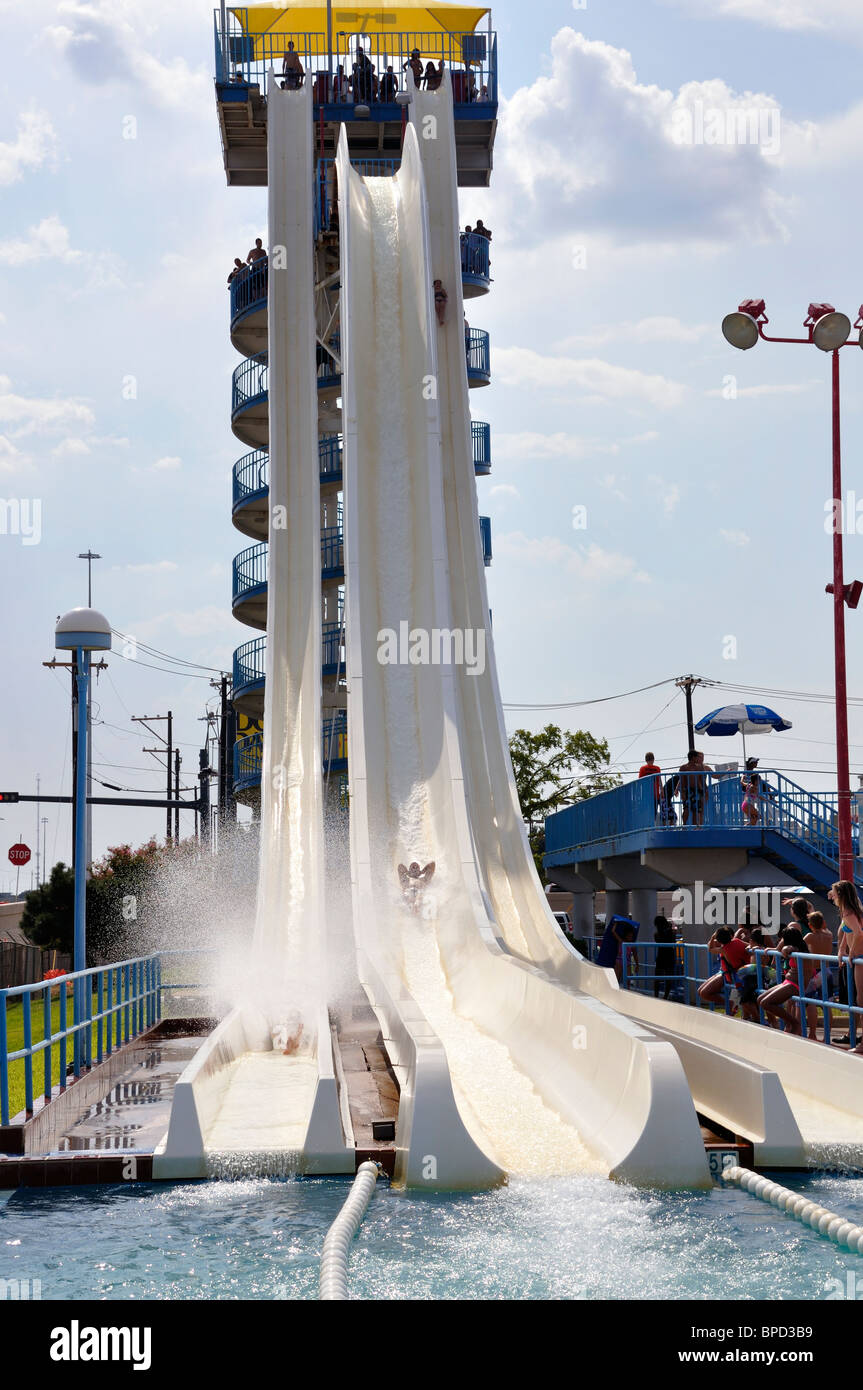 Toboggan au parc aquatique de Hurricane Harbor , Six Flags Over Texas amusement park, Arlington, TX, États-Unis d'Amérique Banque D'Images