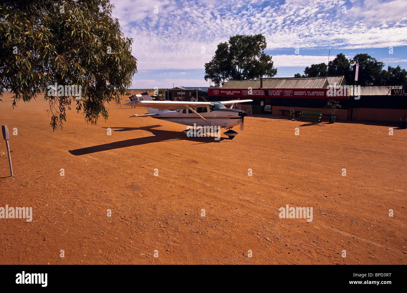 Souvent de petits avions décoller / atterrir sur l'Oodnadatta Track directement en face de l'hôtel William Creek, outback Australie du Sud Banque D'Images