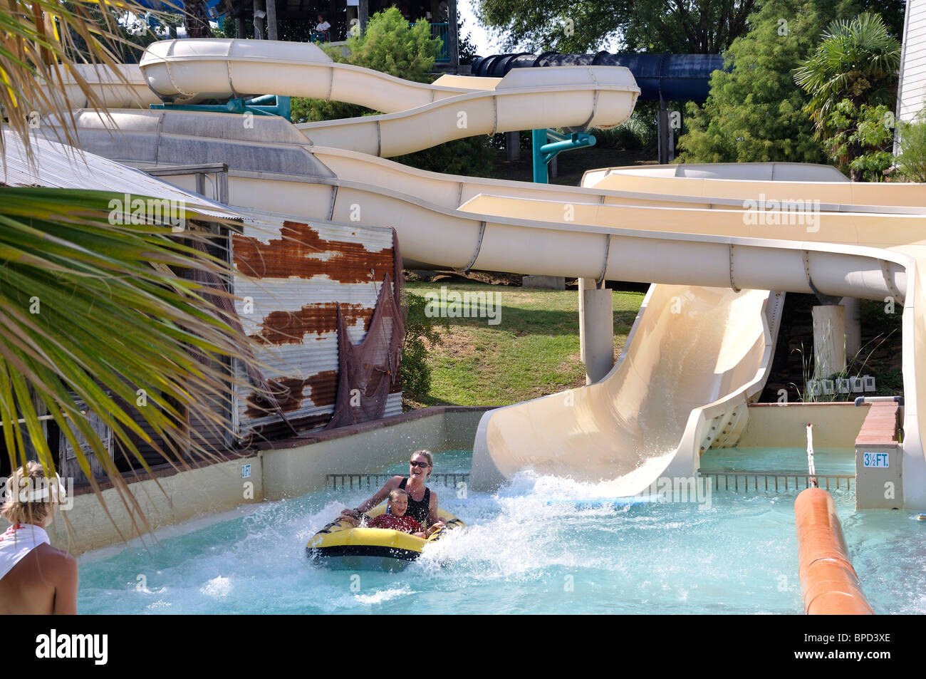 Toboggan au parc aquatique de Hurricane Harbor , Six Flags Over Texas amusement park, Arlington, TX, États-Unis d'Amérique Banque D'Images