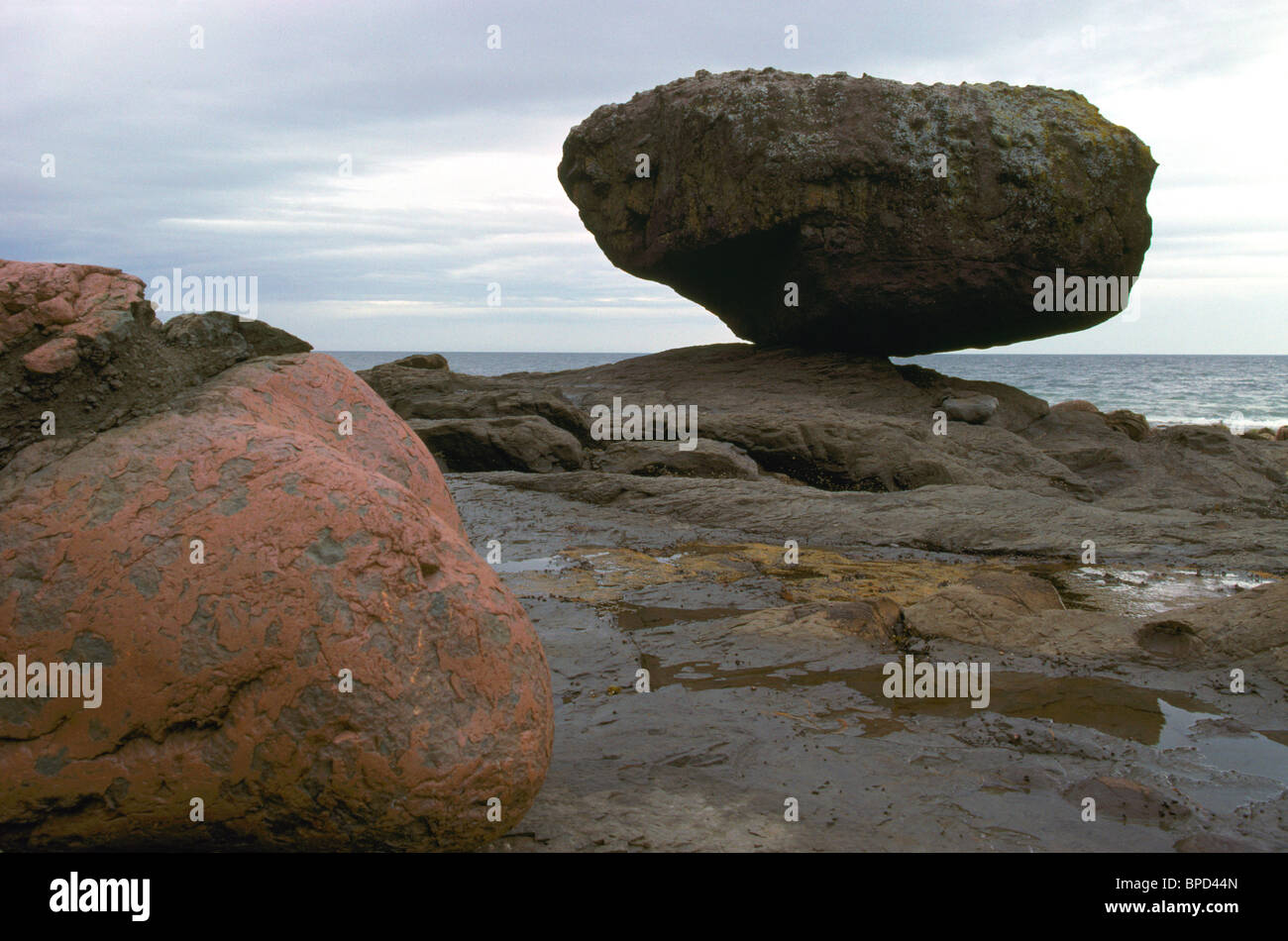 Haida Gwaii (îles de la Reine-Charlotte), le nord de la Colombie-Britannique, British Columbia, Canada - Rock 'balance' près de Skidegate sur l'île Graham Banque D'Images