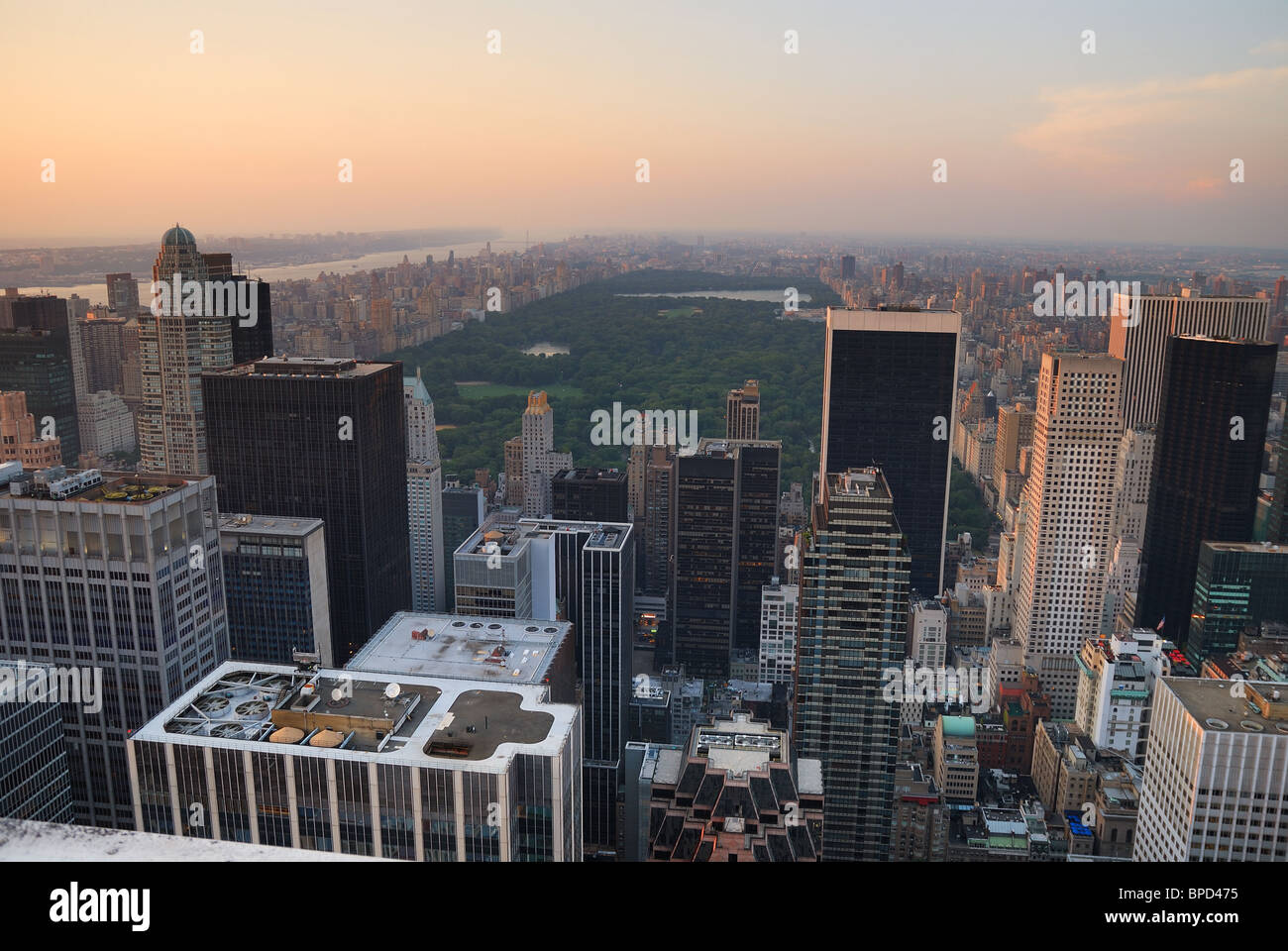 New York City Central Park vue aérienne panorama avec Manhattan skyline et gratte-ciel au crépuscule Banque D'Images