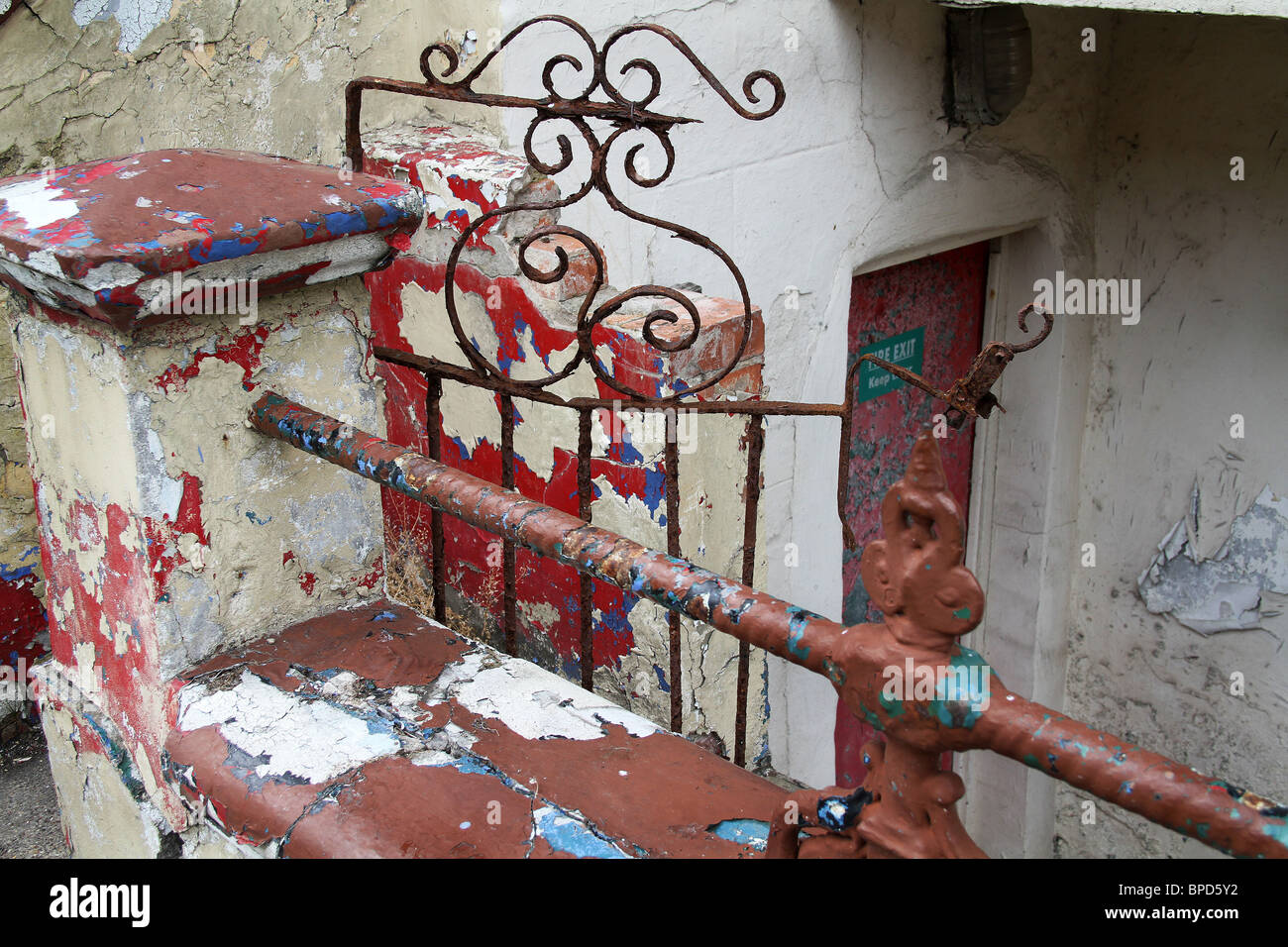 Vieux rouillé et fortement en fer forgé peint et gate. Banque D'Images