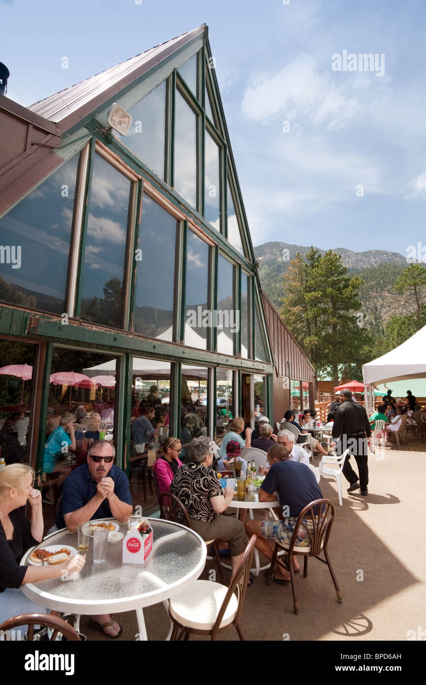 Les gens de manger et de boire à Mount Charleston, Charleston Mt Lodge, près de Las Vegas, Nevada, USA Banque D'Images