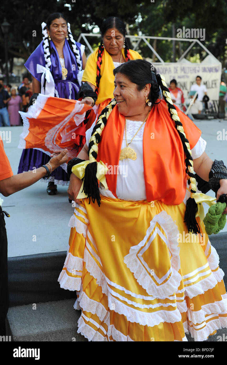 Danseuse mexicaine portant des vêtements traditionnels et étroitement cheveux tressés avec ruban de couleur vive entrelacé. Banque D'Images