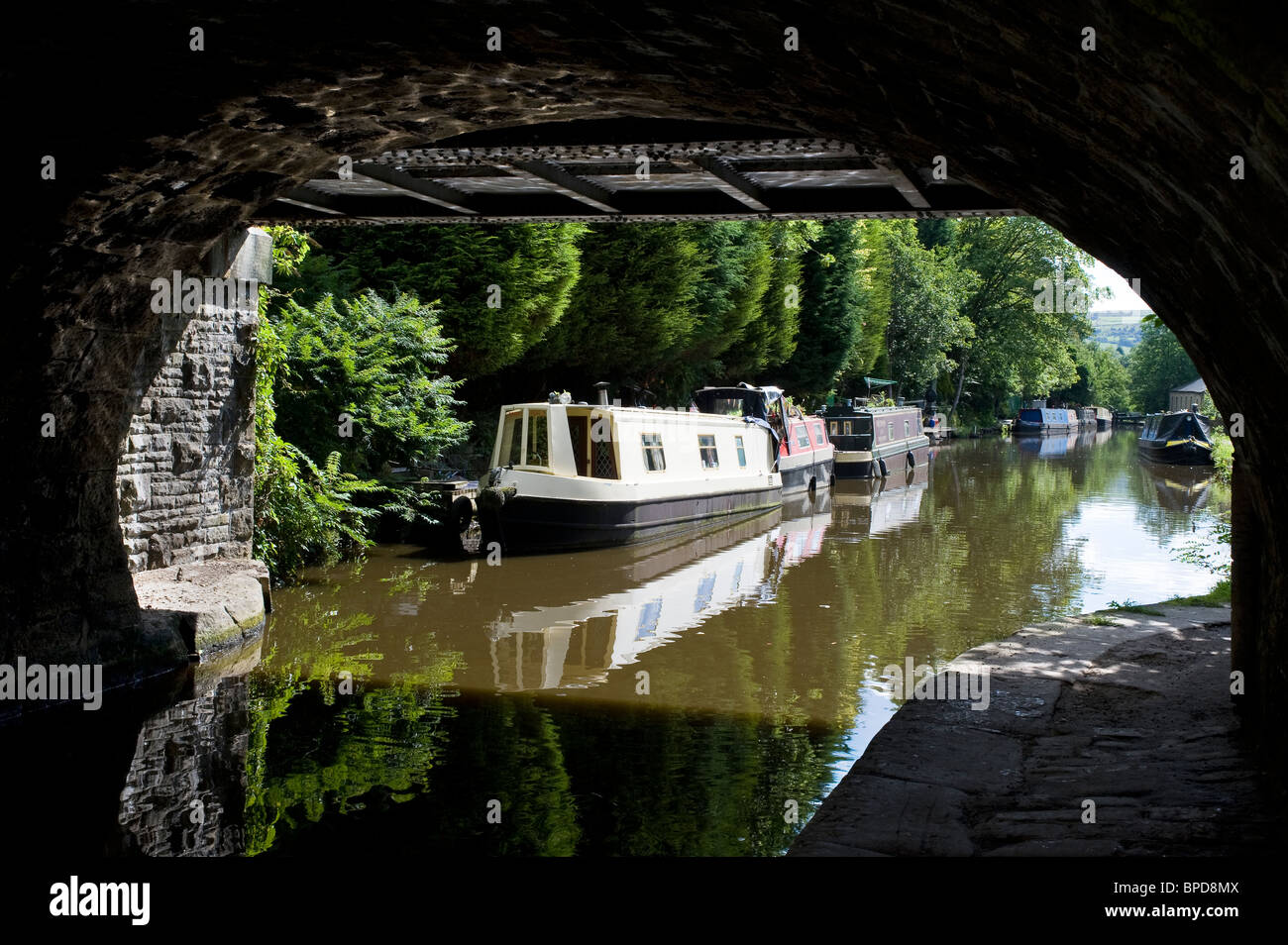 Narrowboats sur le canal de Rochdale, Hebden Bridge, Calder Valley, West Yorkshire, Angleterre, Royaume-Uni. Août 2010. Banque D'Images