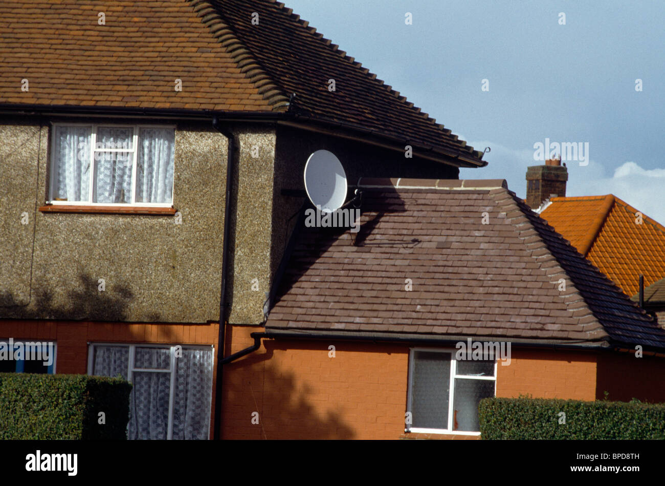 Antenne Satellite sur une maison Banque D'Images