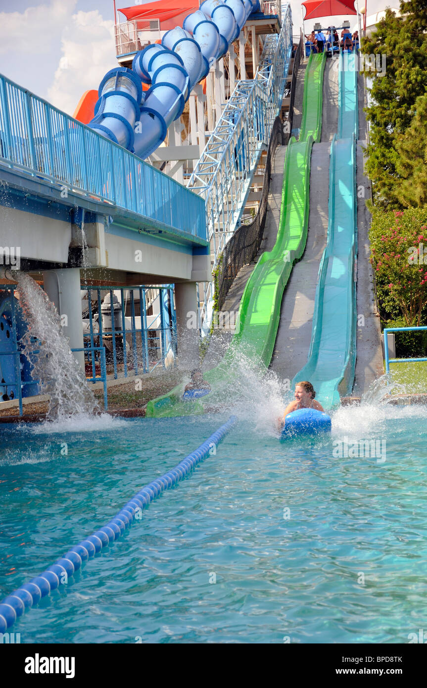 Toboggan au parc aquatique de Hurricane Harbor , Six Flags Over Texas amusement park, Arlington, TX, États-Unis d'Amérique Banque D'Images