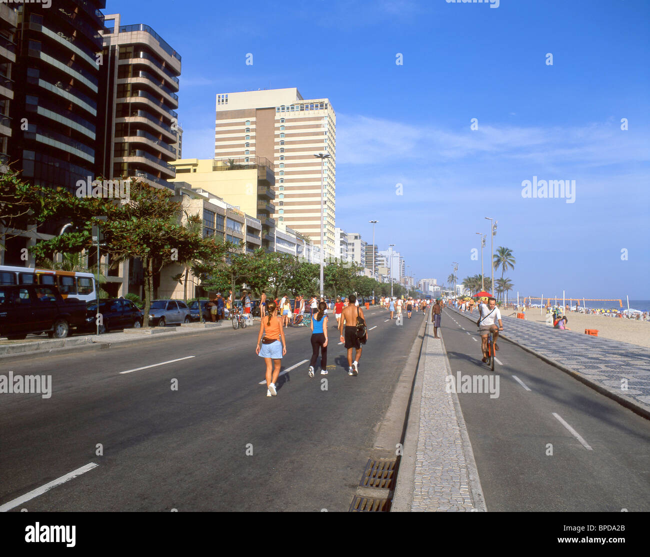 Vue de la promenade, la plage d'Ipanema, Rio de Janeiro, dans l'État de Rio de Janeiro, du Brésil Banque D'Images