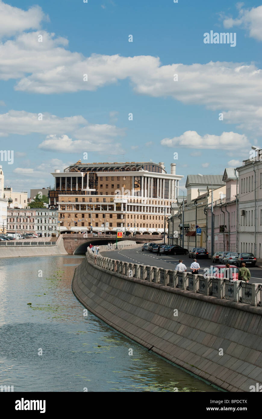 Vue sur le quai de la ville de Moscou Kadashevskaya Banque D'Images