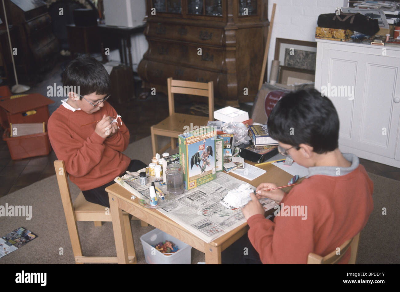 Deux frères modèles jouet peinture Banque D'Images