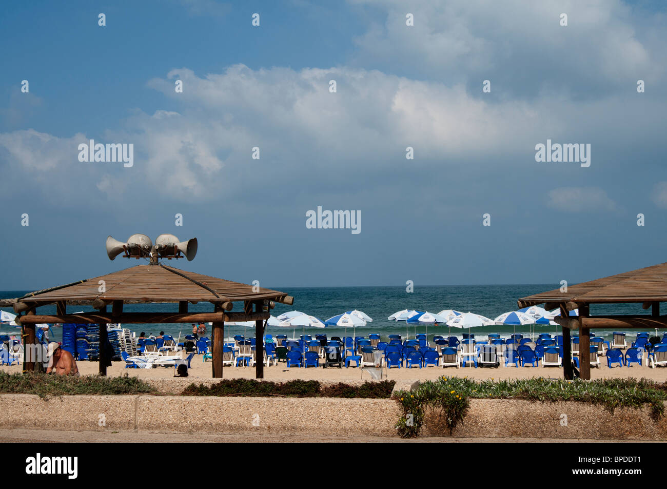 Promenade le long de la plage de Tel Aviv Banque D'Images