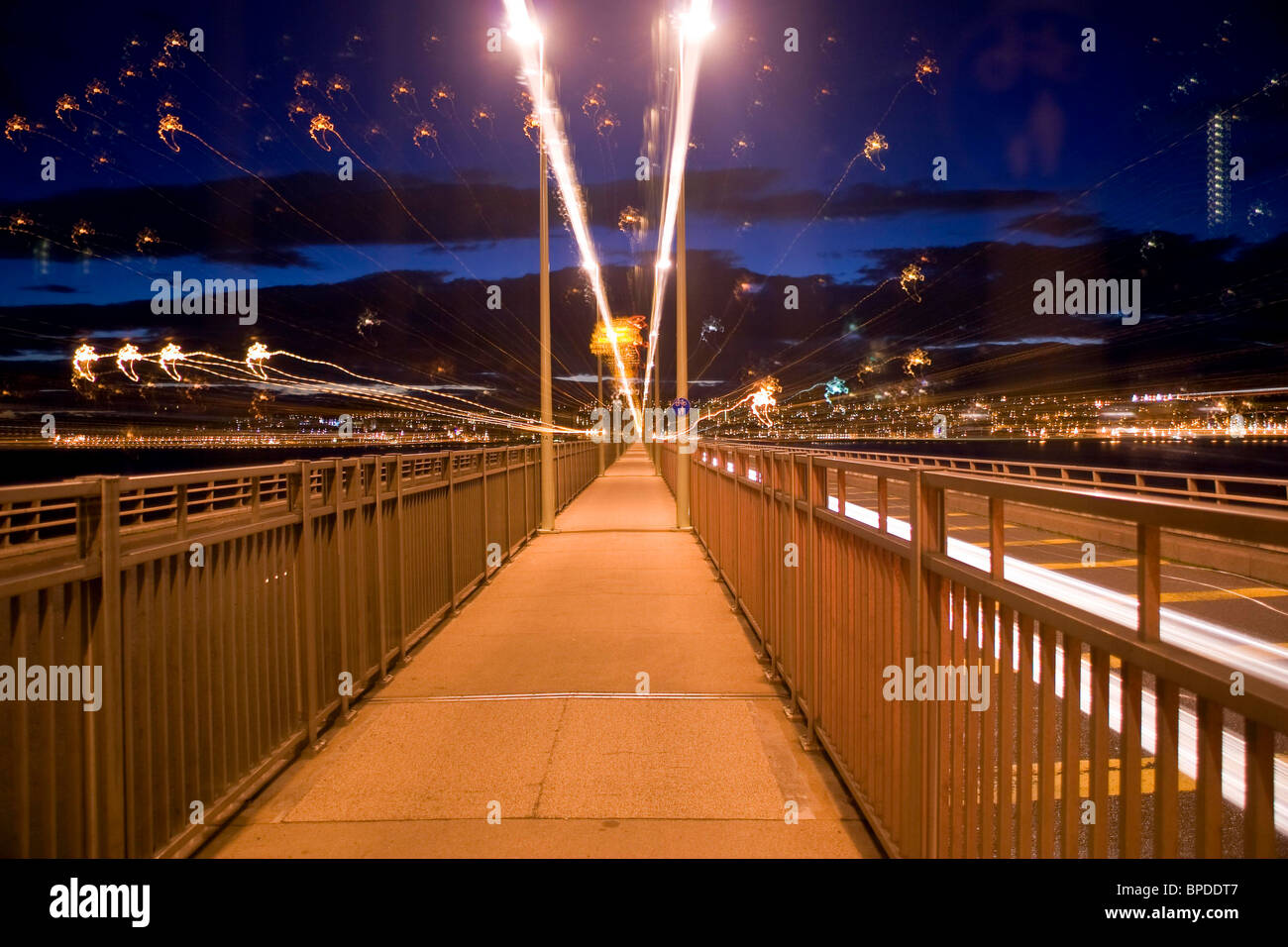 Sentiers de feux de circulation sur le pont du chemin Tay la nuit en utilisant une technique de zoom à Dundee, Royaume-Uni Banque D'Images