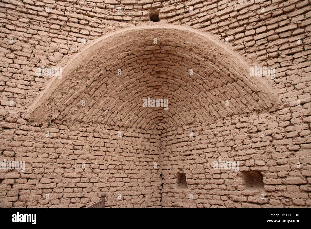 Un mur de brique de boue et arch dans les ruines de la ville antique de Jiaohe dans le désert du Takla Makan au Xinjiang, au nord ouest de la Chine. Banque D'Images