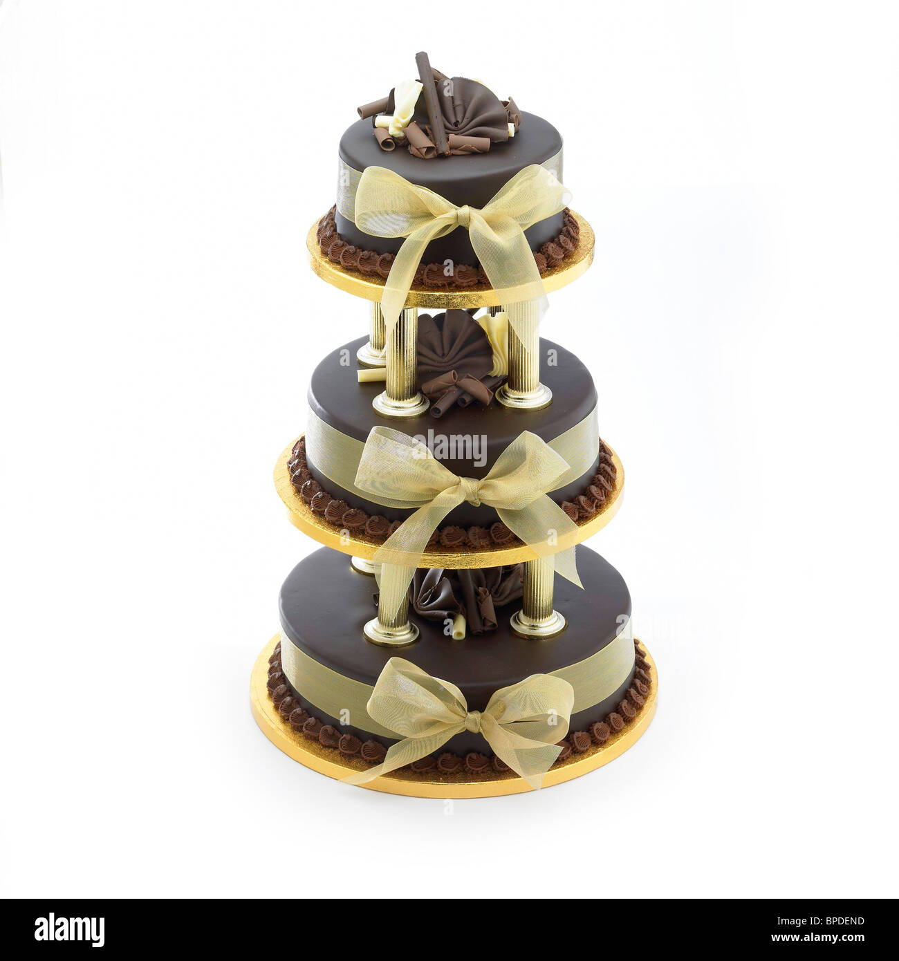 Niveau 3 Gateau De Mariage Chocolat Avec Des Rubans D Or Curls Fans Photo Stock Alamy Niveau 3 Gateau De Mariage Chocolat Avec Des Rubans D Or Curls Fans Photo Stock Alamy