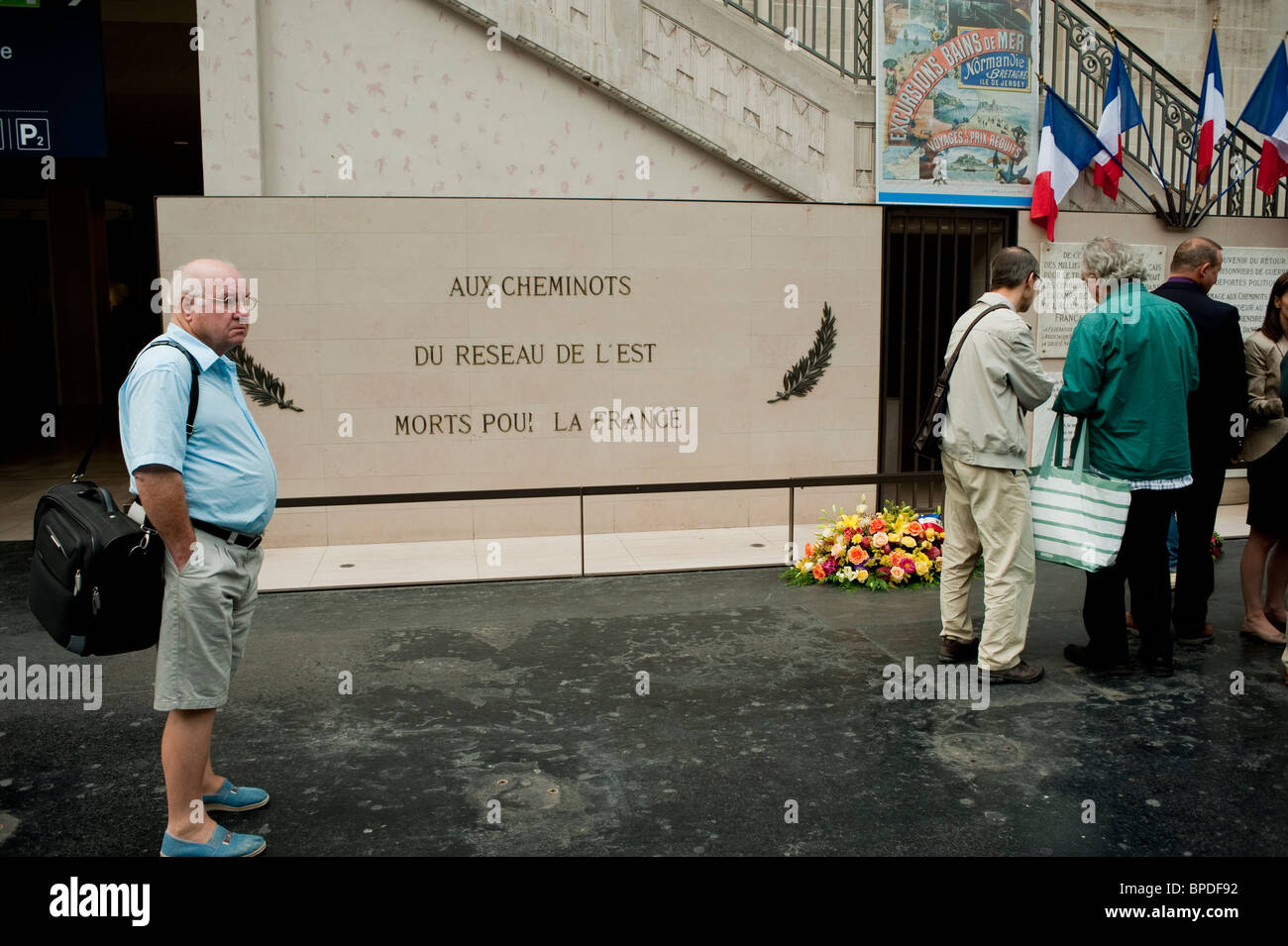 Paris, France, Groupe vieillards, la ville Commémorades L'anniversaire de sa libération, seconde Guerre mondiale, Holocauste WWII, plaque commémorative à la Gare de l'est, persécution des juifs en europe, Holocauste juifs paris WWII Banque D'Images