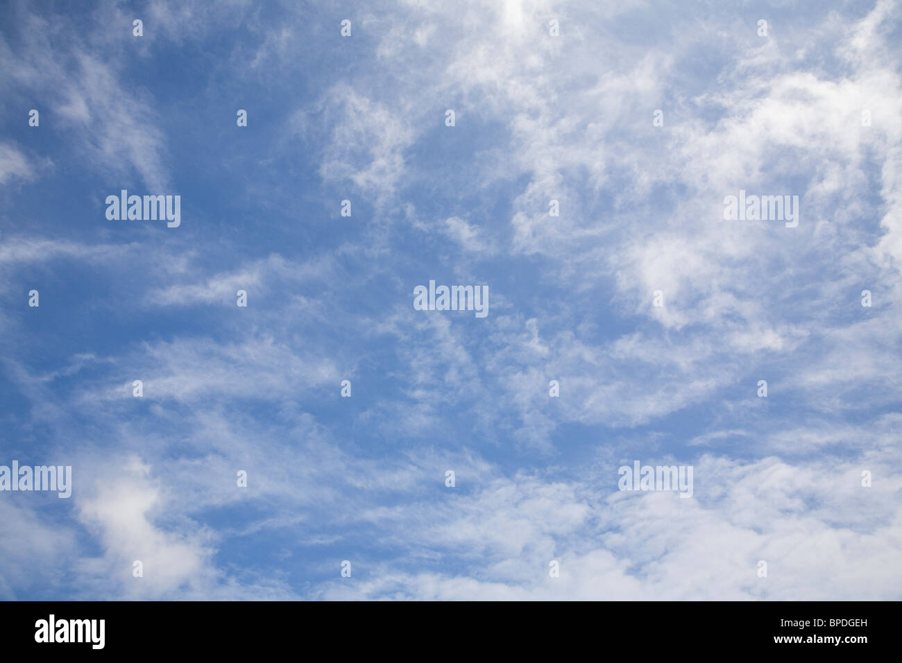 Whispy nuages au-dessus de Sagres en Algarve au Portugal. Banque D'Images