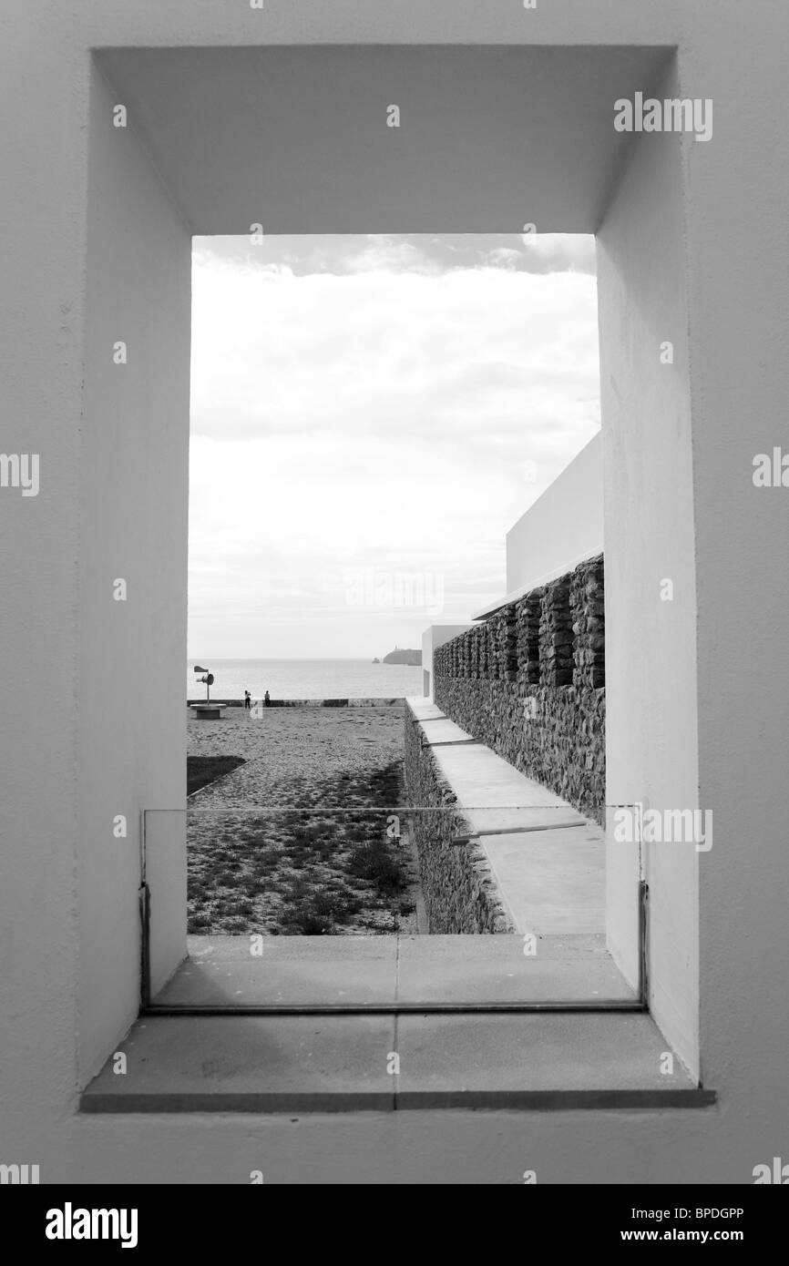 Photographie de touristes au sein de la Fortaleza de Sagres (La Forteresse de Sagres) sur l'Algarve au Portugal. Banque D'Images