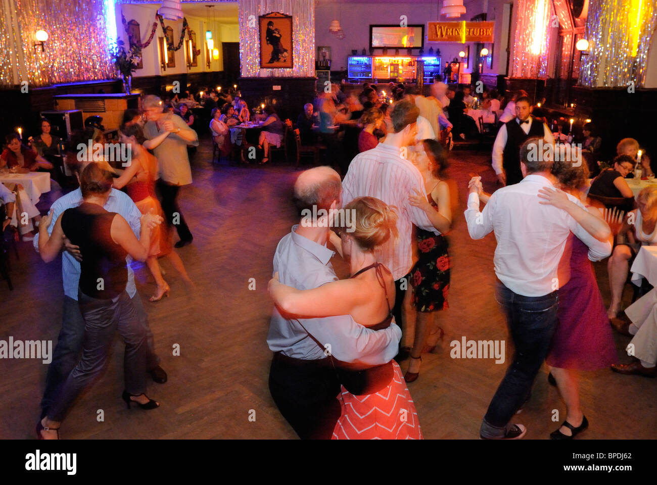 Danse tango dans Claerchens Ballhaus, célèbre salle de danse traditionnelle, de bal restants des années 1920, Auguststrasse, Berlin. Banque D'Images