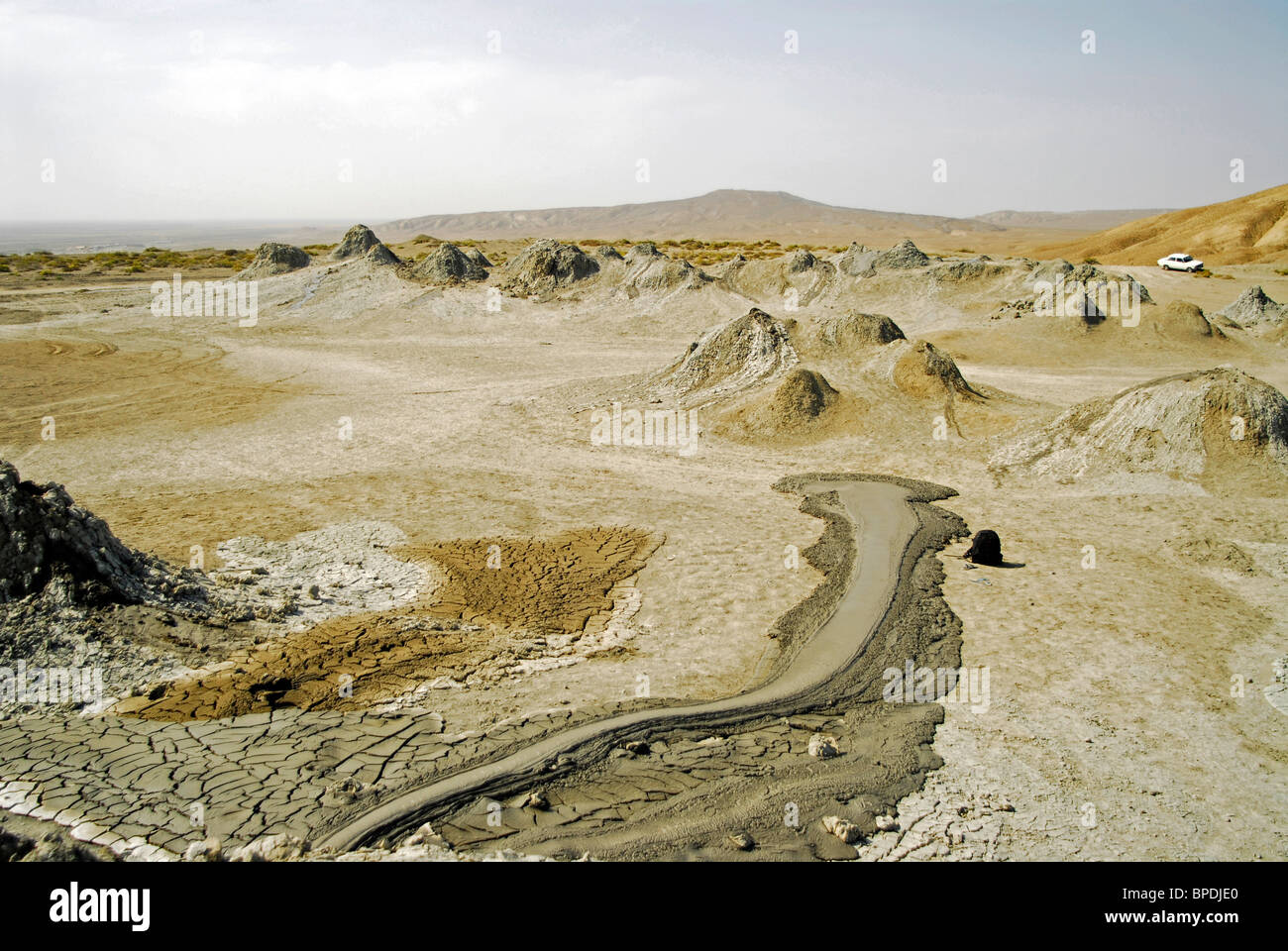 L'Azerbaïdjan, sac à dos, de Gobustan par flux boueux sur une terre stérile, célèbre volcan de boue plan du Banque D'Images
