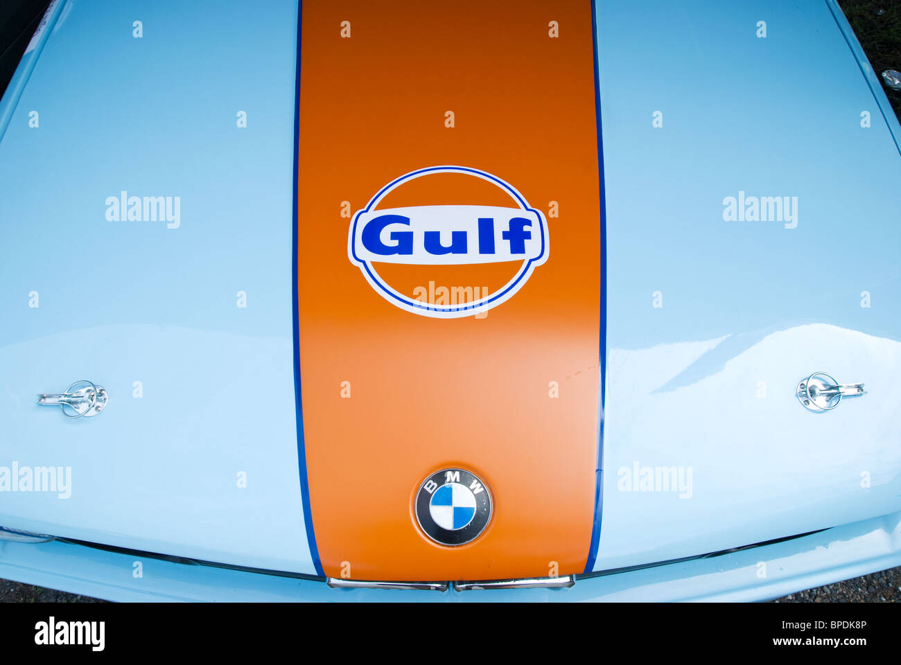 Bonnet classique de BMW 3-series dans les courses traditionnelles de Gulf Oil. Banque D'Images