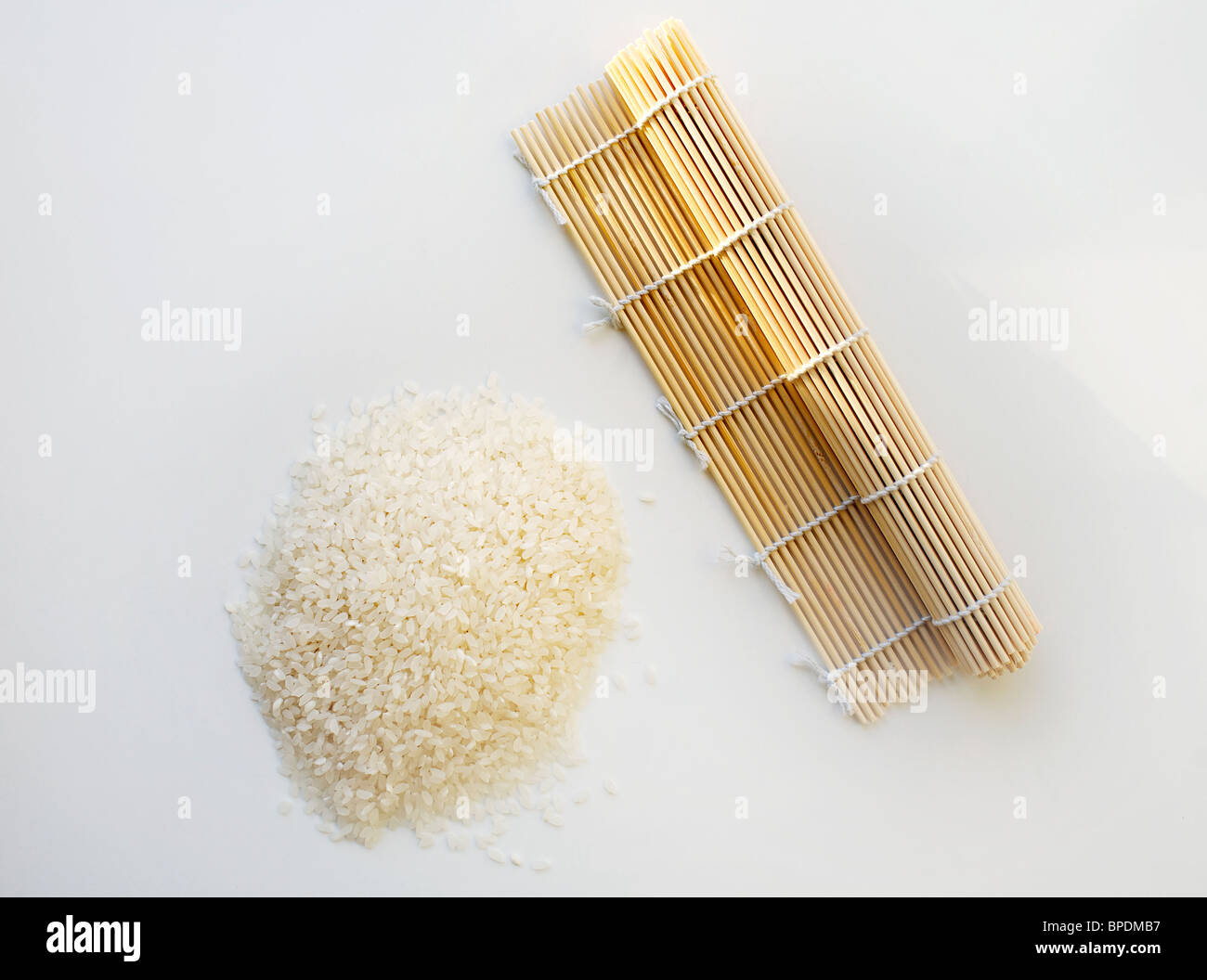 Riz à sushi avec un sushi mat à l'arrière-plan Banque D'Images