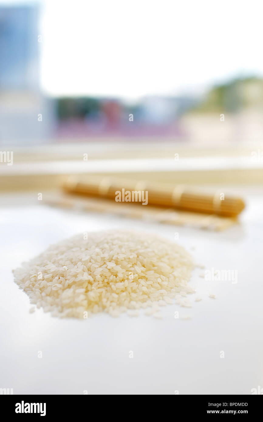 Riz à sushi avec un sushi mat à l'arrière-plan Banque D'Images