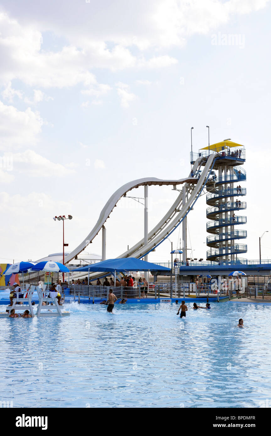 Toboggan au parc aquatique de Hurricane Harbor , Six Flags Over Texas amusement park, Arlington, TX, États-Unis d'Amérique Banque D'Images
