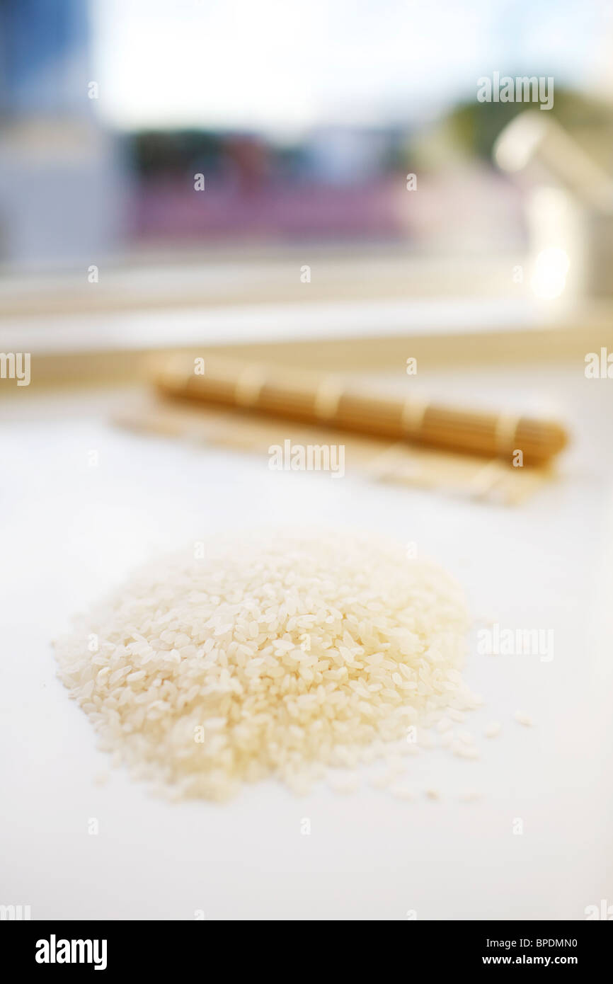 Riz à sushi avec un sushi mat à l'arrière-plan Banque D'Images