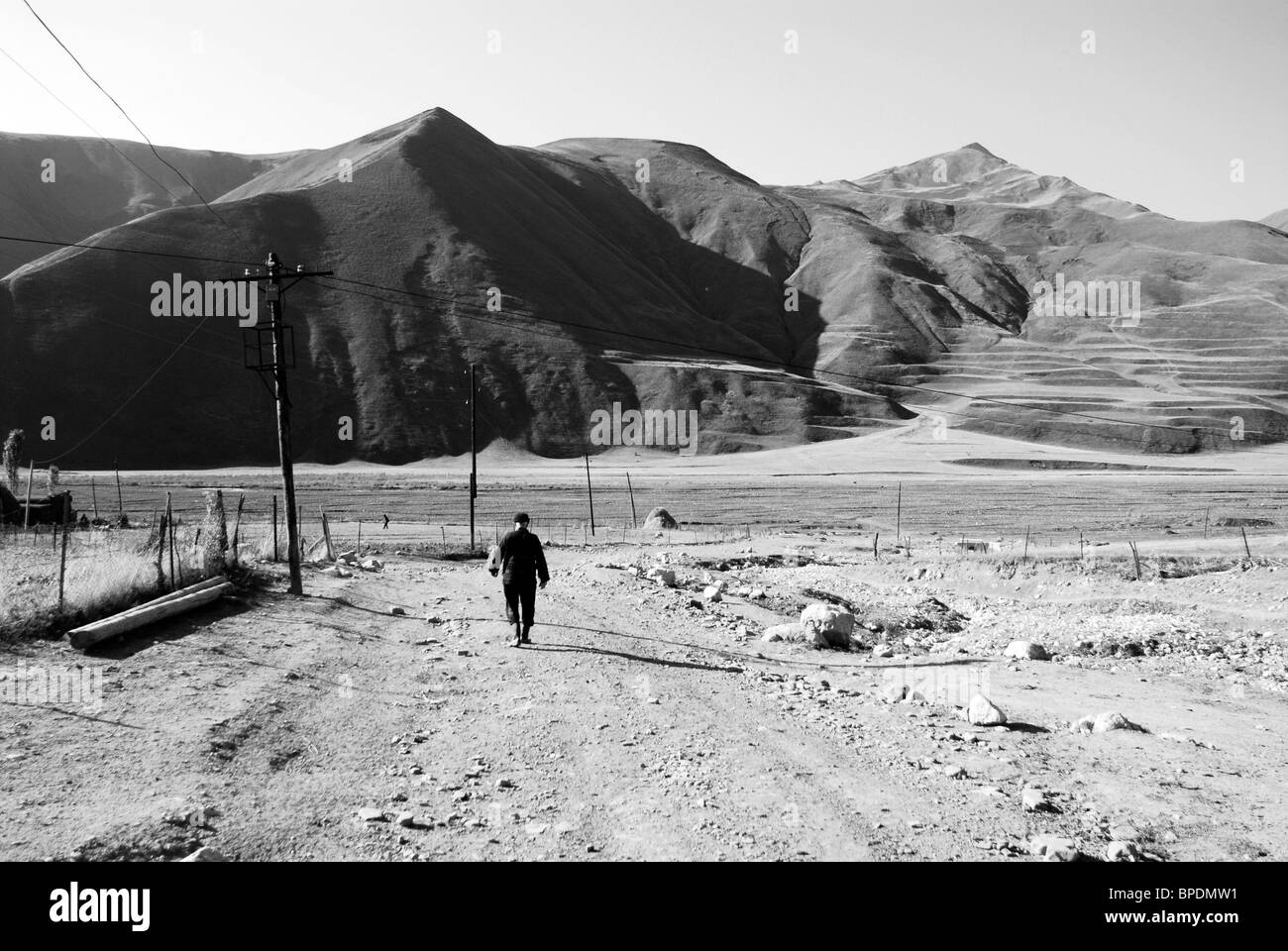 L'Azerbaïdjan, Xinaliq, vue de paysage de montagne sur fond de ciel bleu avec rivière qui coule le long de celle-ci Banque D'Images