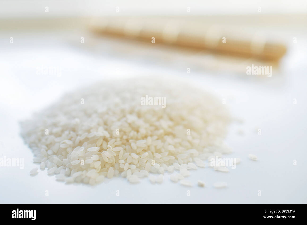 Riz à sushi avec un sushi mat à l'arrière-plan Banque D'Images