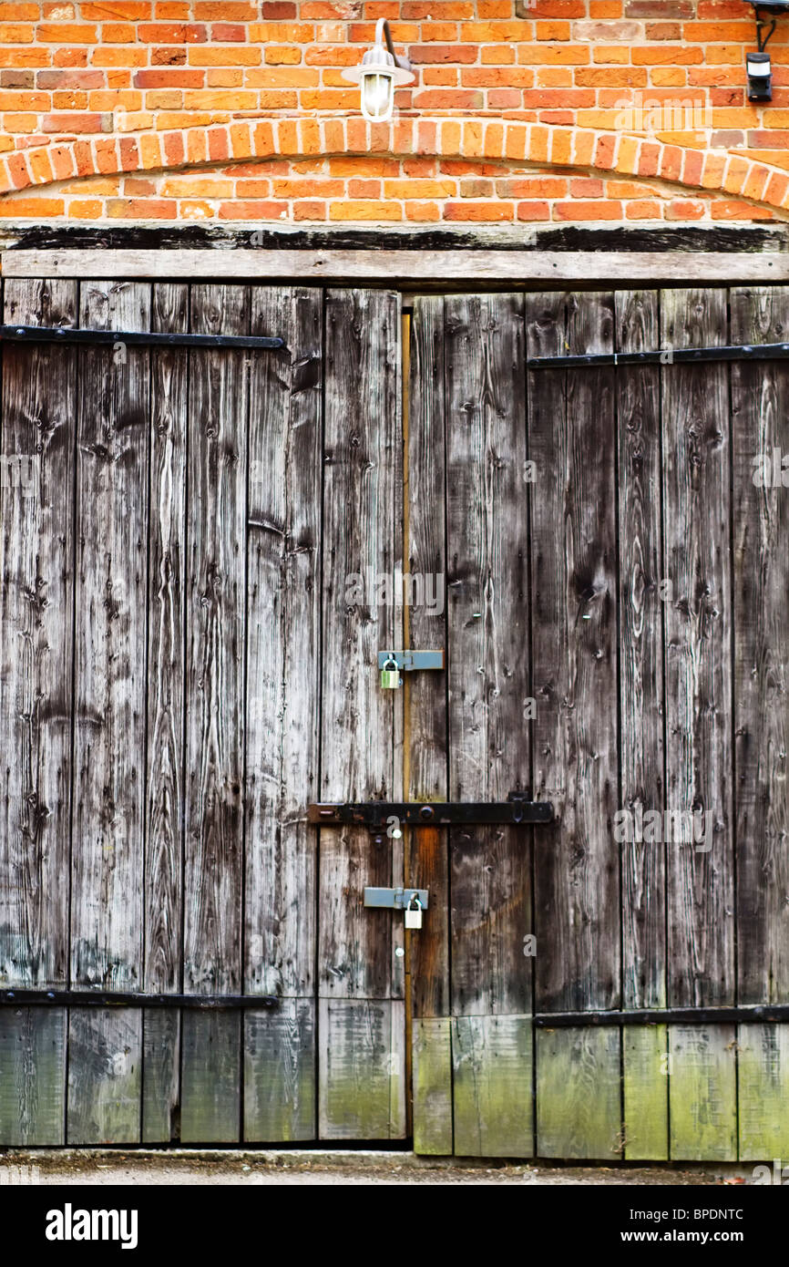 Sur les bâtiments de ferme porte de grange en bois Banque D'Images