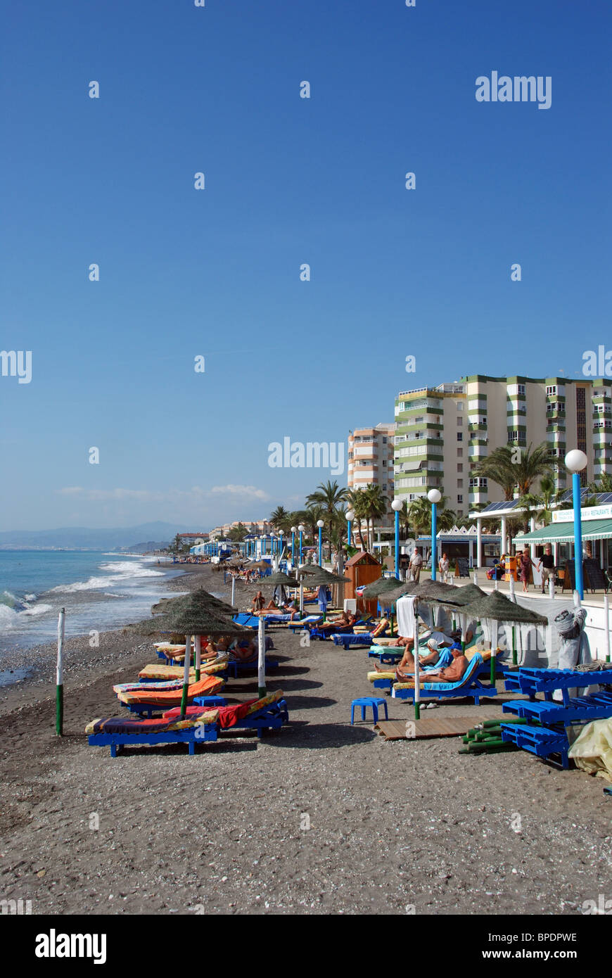 Les vacanciers sur la plage, à Torrox Costa, Costa del Sol, la province de Malaga, Andalousie, Espagne, Europe de l'Ouest. Banque D'Images