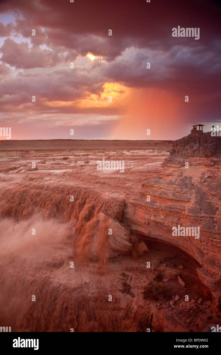 Coucher du soleil à Grand Falls ou le Little Colorado River, été orage en arrière-plan, Navajo Nation, Arizona, USA Banque D'Images
