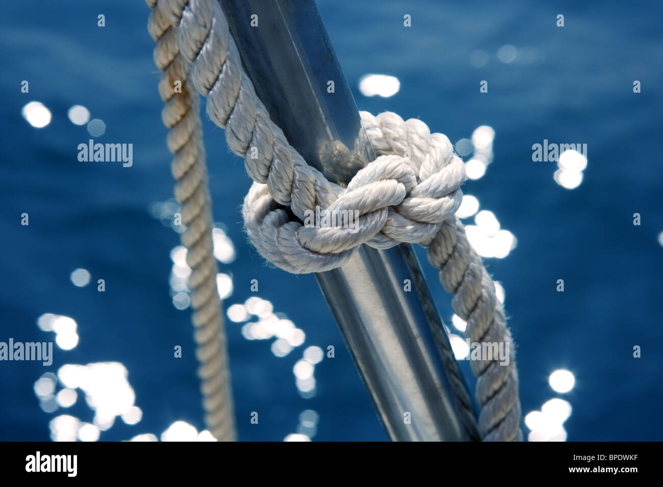 Détail noeud marin sur bateau en acier inoxydable forgé Bannister Banque D'Images
