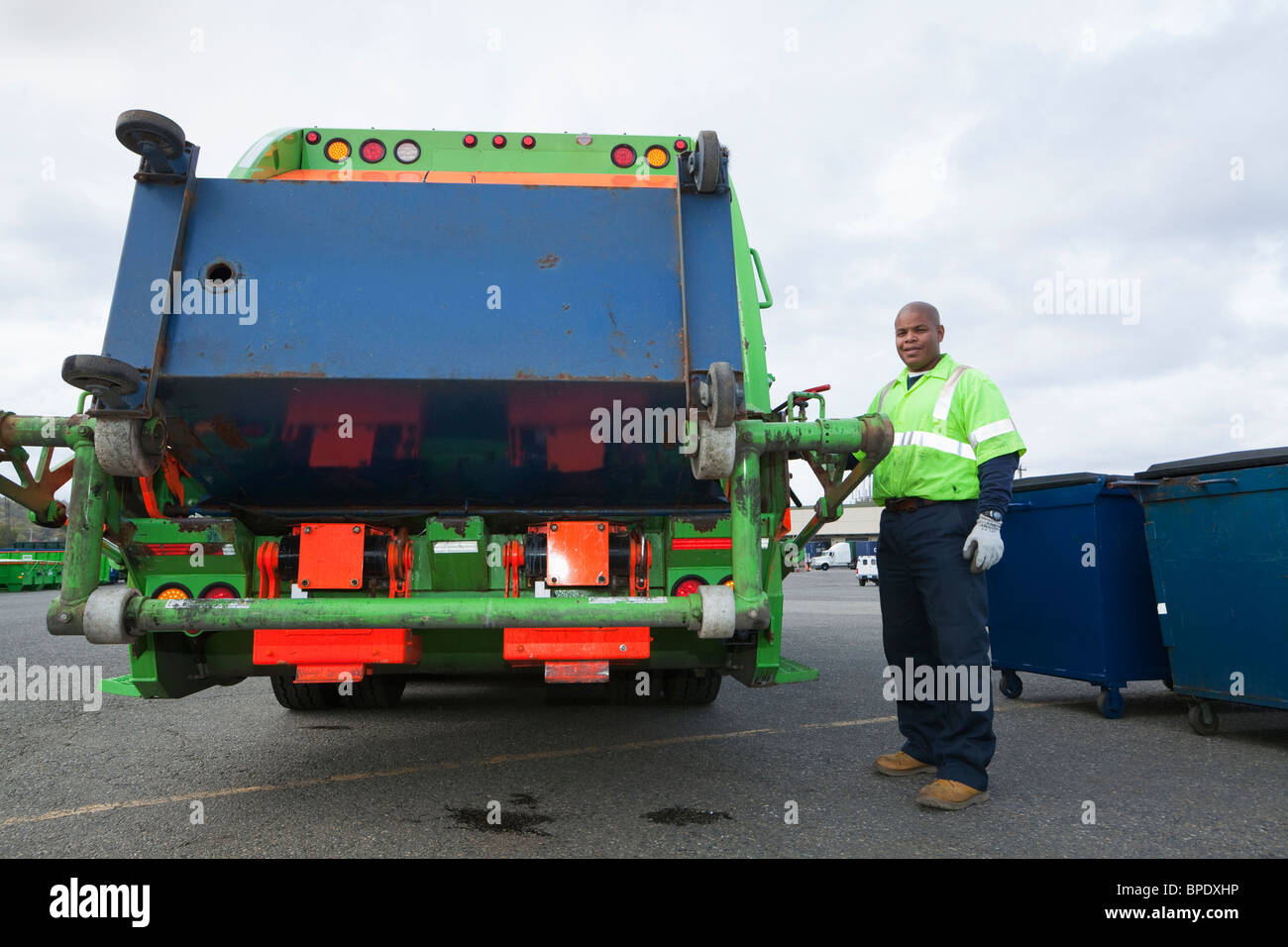 Camion Poubelle d'exploitation de l'homme noir Banque D'Images