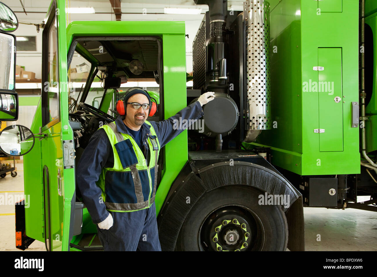 Pacific Islander man camion poubelle Banque D'Images