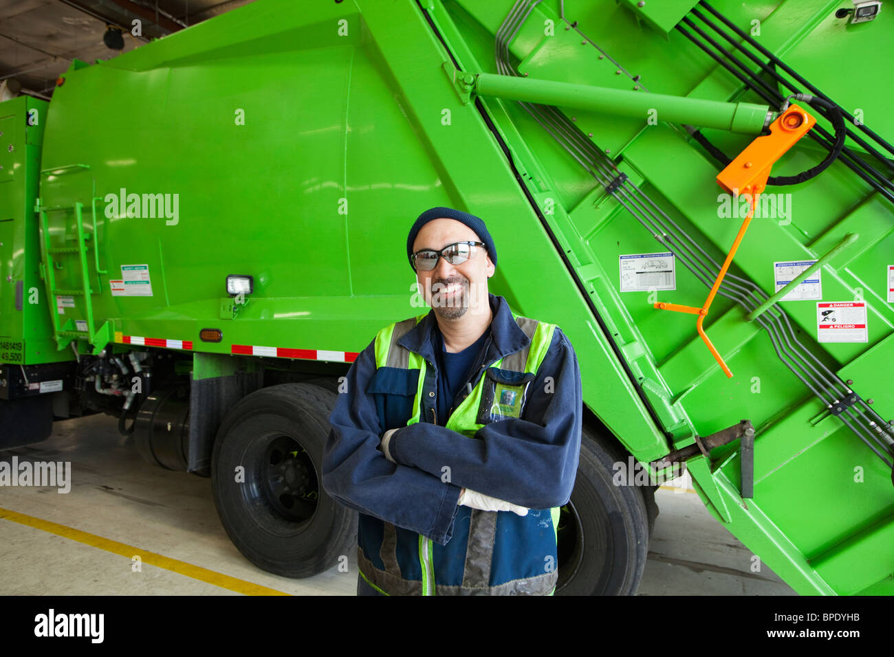 Pacific Islander man camion poubelle Banque D'Images