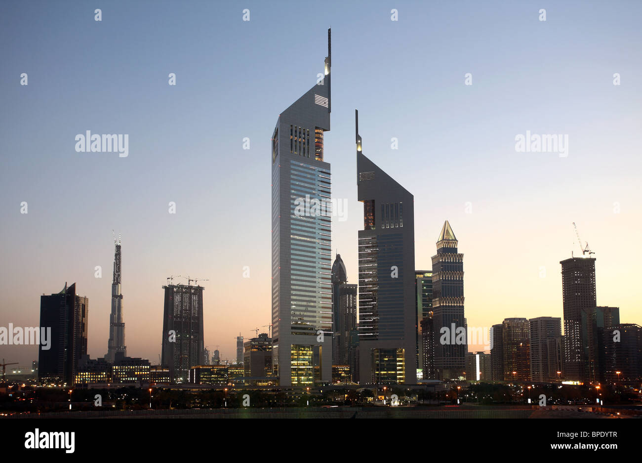 La ville dans la soirée, Dubaï, Émirats Arabes Unis Banque D'Images