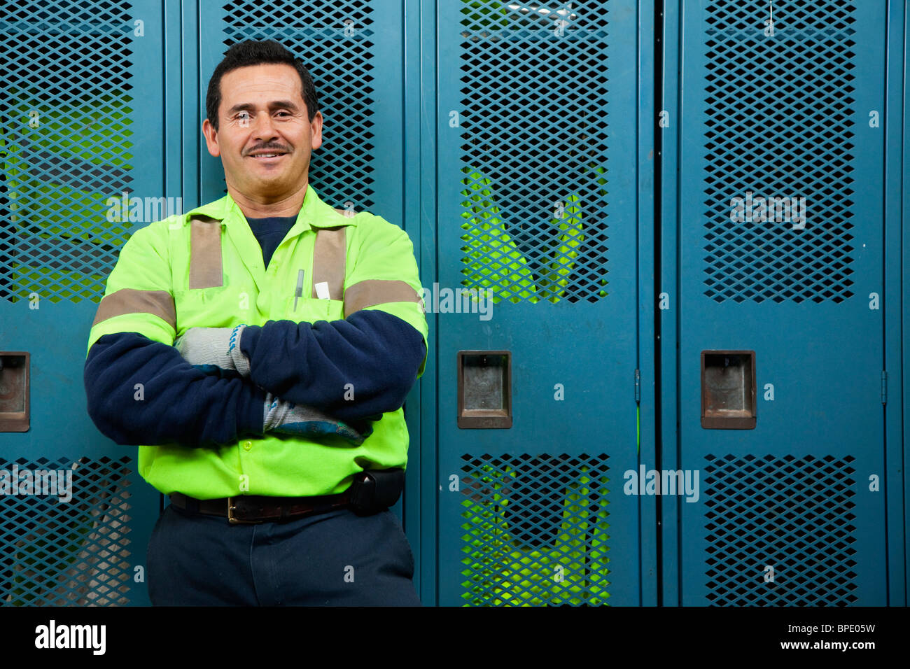 L'assainissement hispaniques travailleur au vestiaire. Banque D'Images